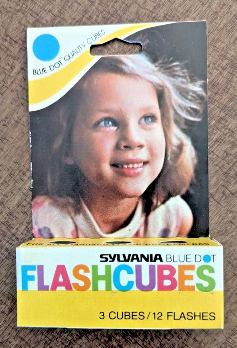 Vintage Collectible Useable Sylvania Blue Dot Flashcubes.