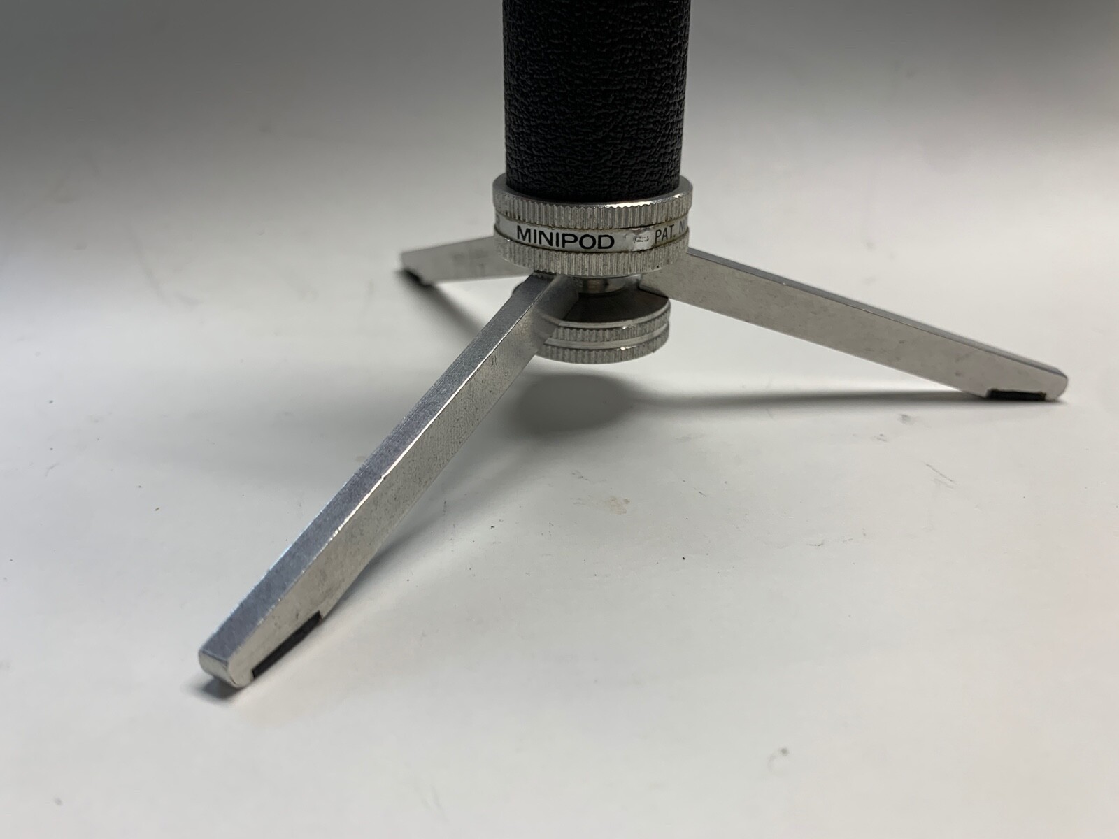 OHNAR MINIPOD 839976 ROTATING HEAD 5 1/2″ HAND HELD TRIPOD GRIP HANDLE TABLE TOP