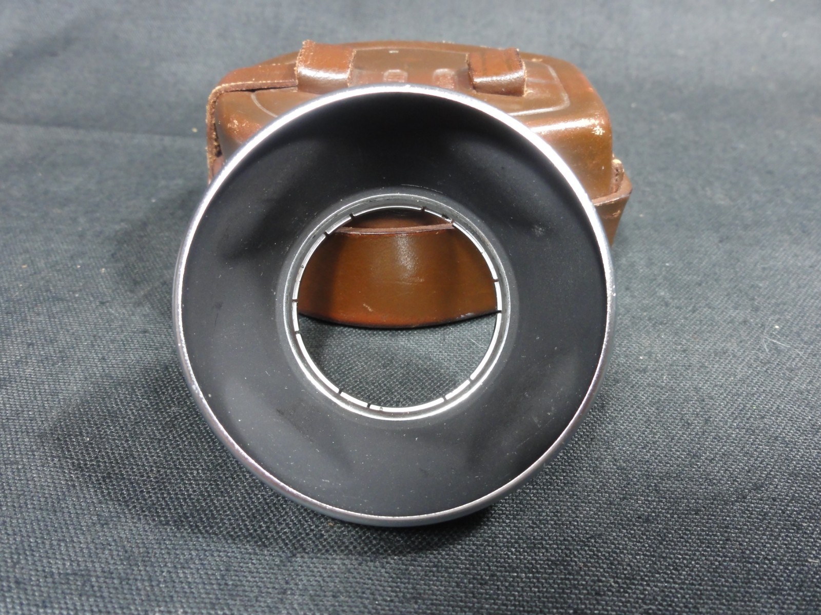 VOIGTLANDER VITO 310/32 PUSH ON LENS SHADE WITH LEATHER CASE