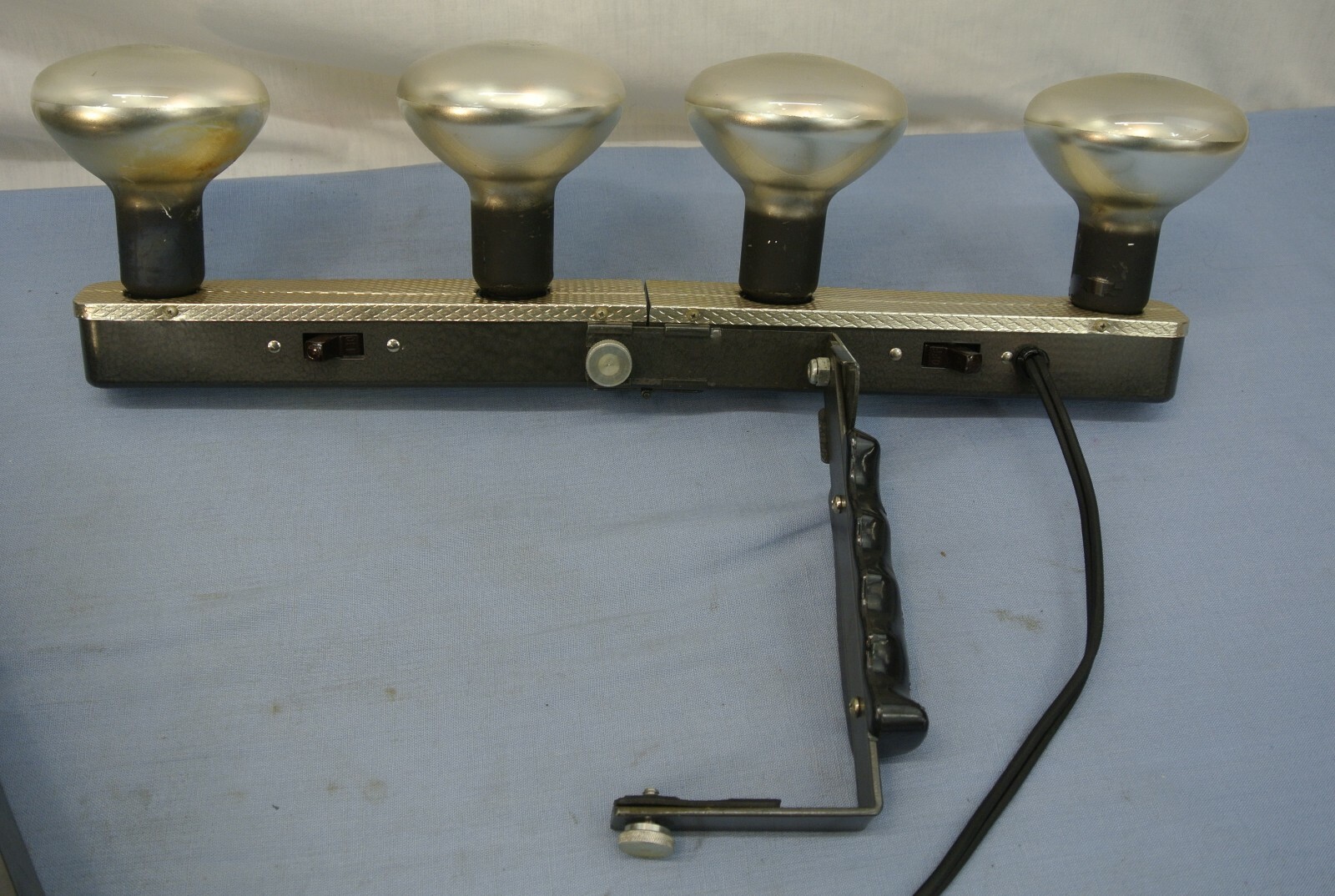 VINTAGE 4 BULB PHOTO LIGHT W/ METAL CASE FOLD-ABLE BAR Kodachrome type A