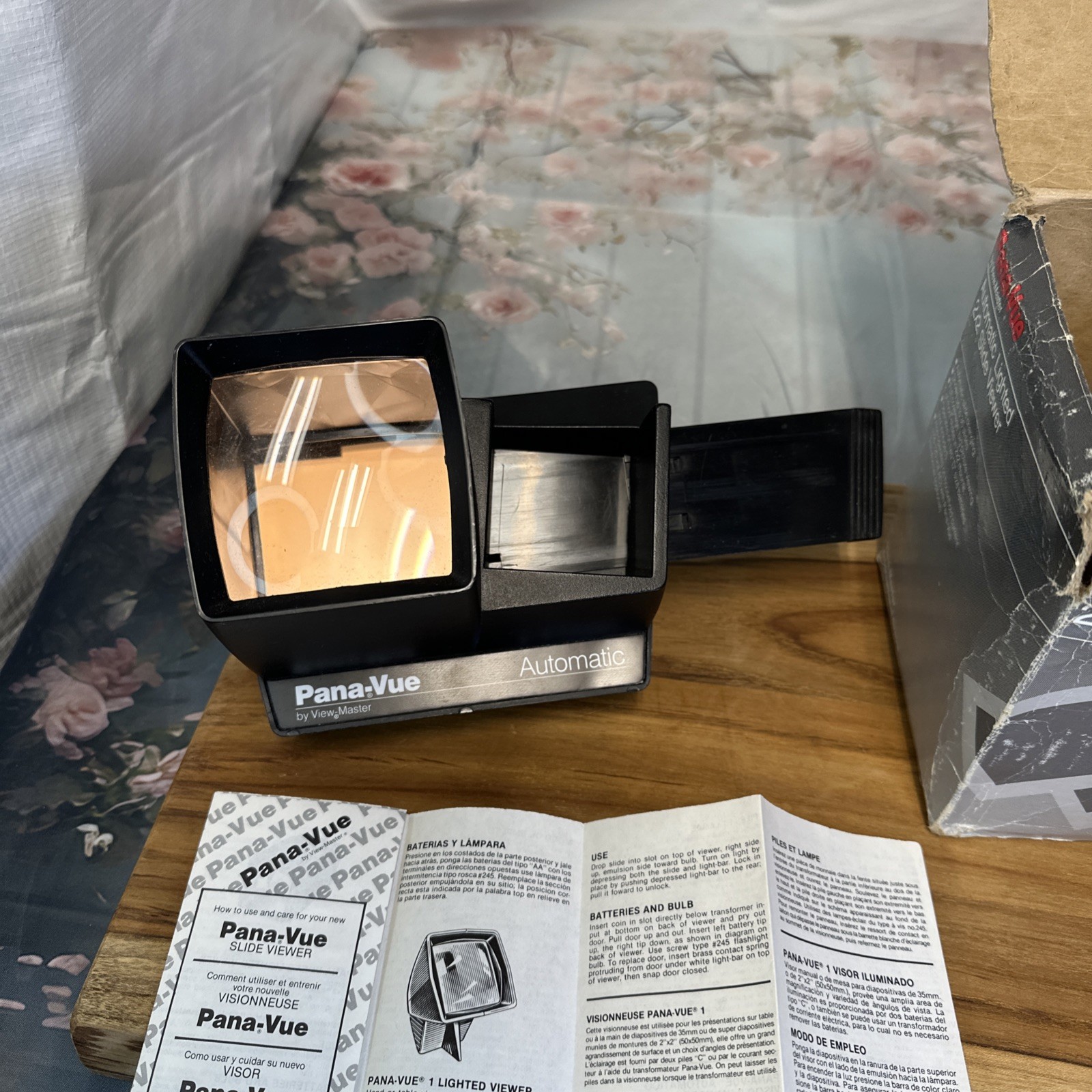 vtg Pana-Vue Automatic Lighted 2×2 Slide Viewer Original Packaging