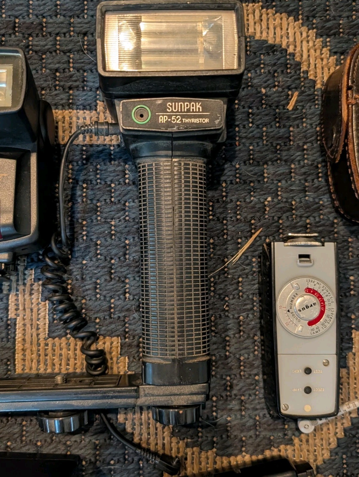 🔥BIG ESTATE LOT VINTAGE CAMERA FLASHES BULB LIGHT METER VIVITAR SUNPAK GE ARGUS