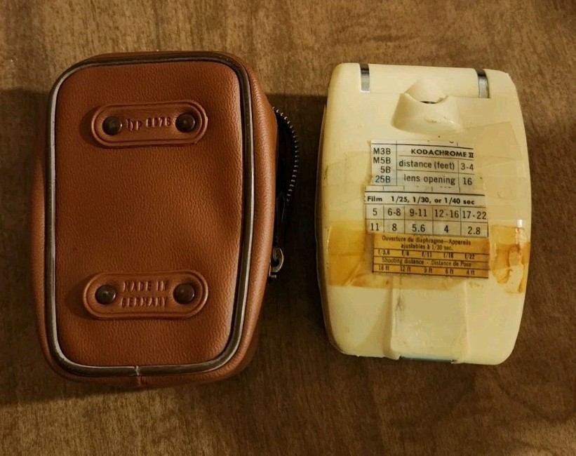 AGFALUX Pocket Flash UNTESTED with Case Made In Germany- VINTAGE 1960’S
