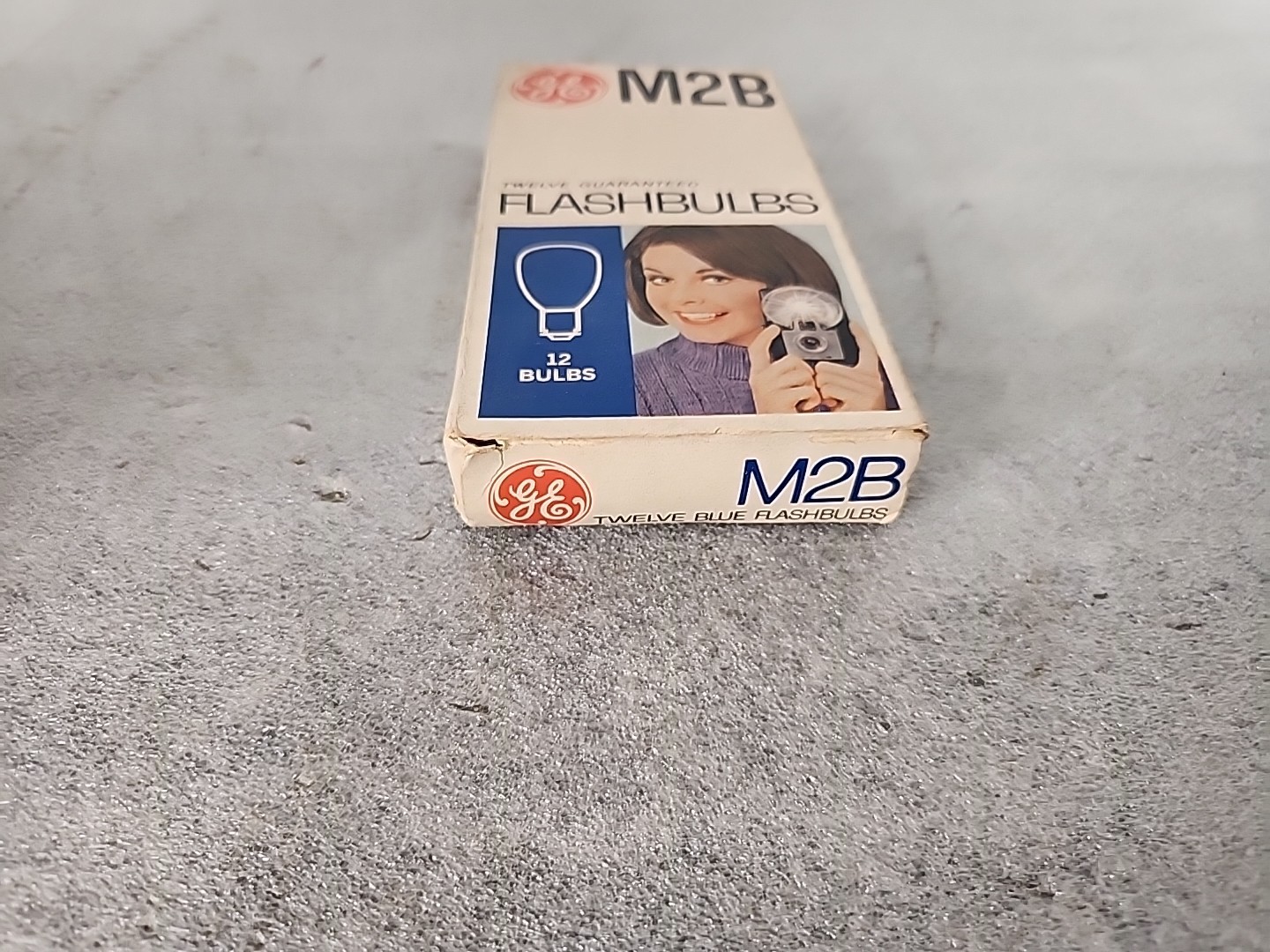 Vintage GE M2B Flashbulbs – 12 Blue Bulbs – General Electric