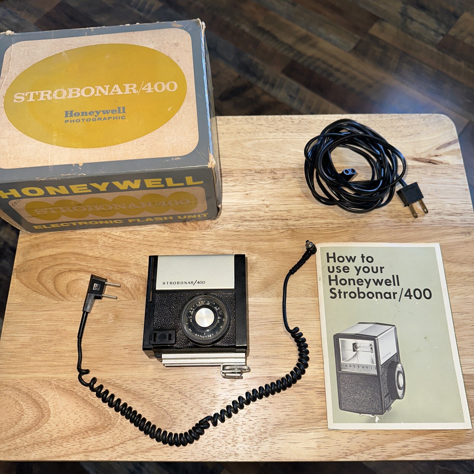 Honeywell Strobonar 400 Shoe Mount Flash with Sync Cord – Vintage UNTESTED