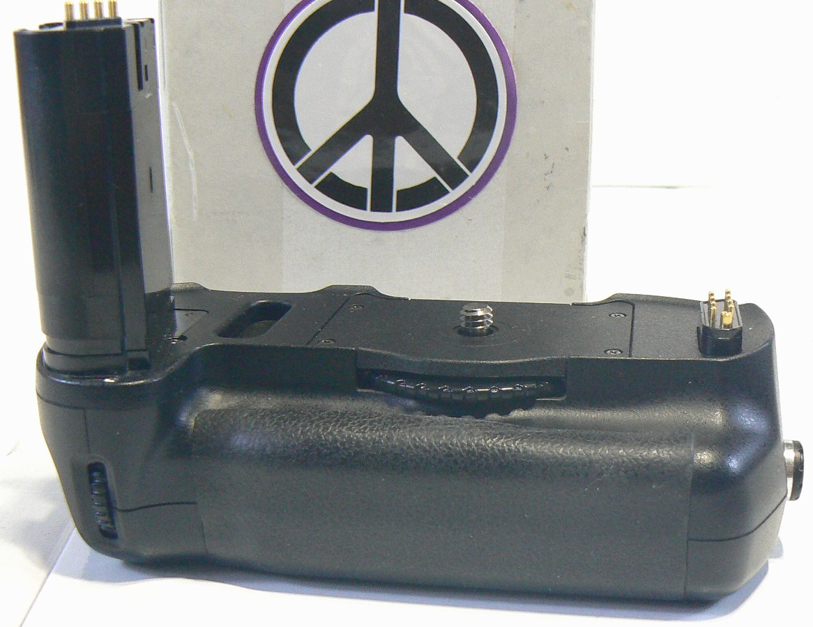 Nikon Multi Function Battery Pack Grip MB-D100 for Nikon D100 – Made in Japan