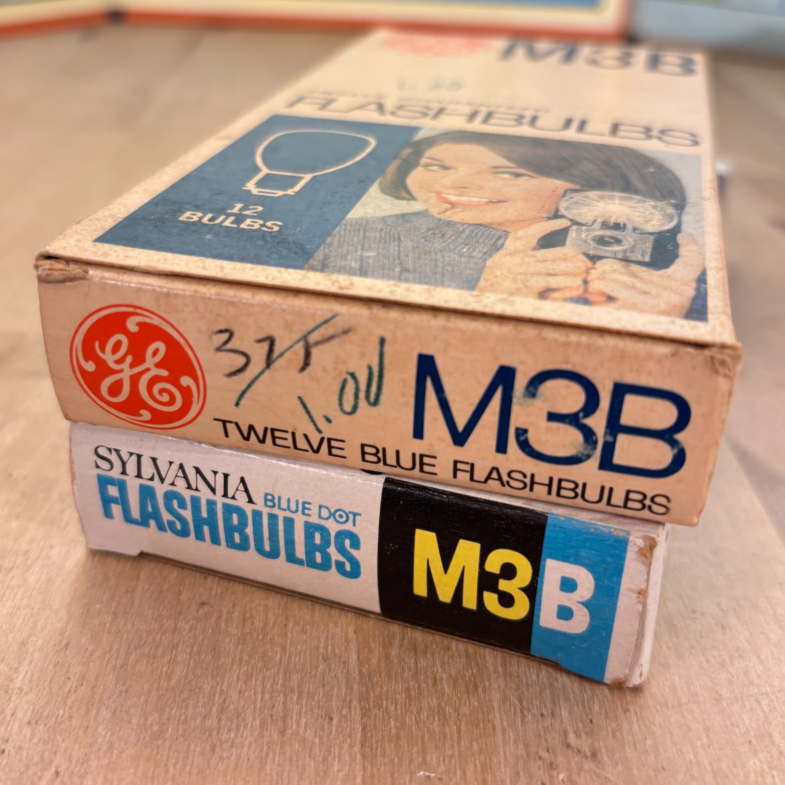 Vintage Lot of 24 Sylvania and GE Blue Dot Flashbulbs M3B