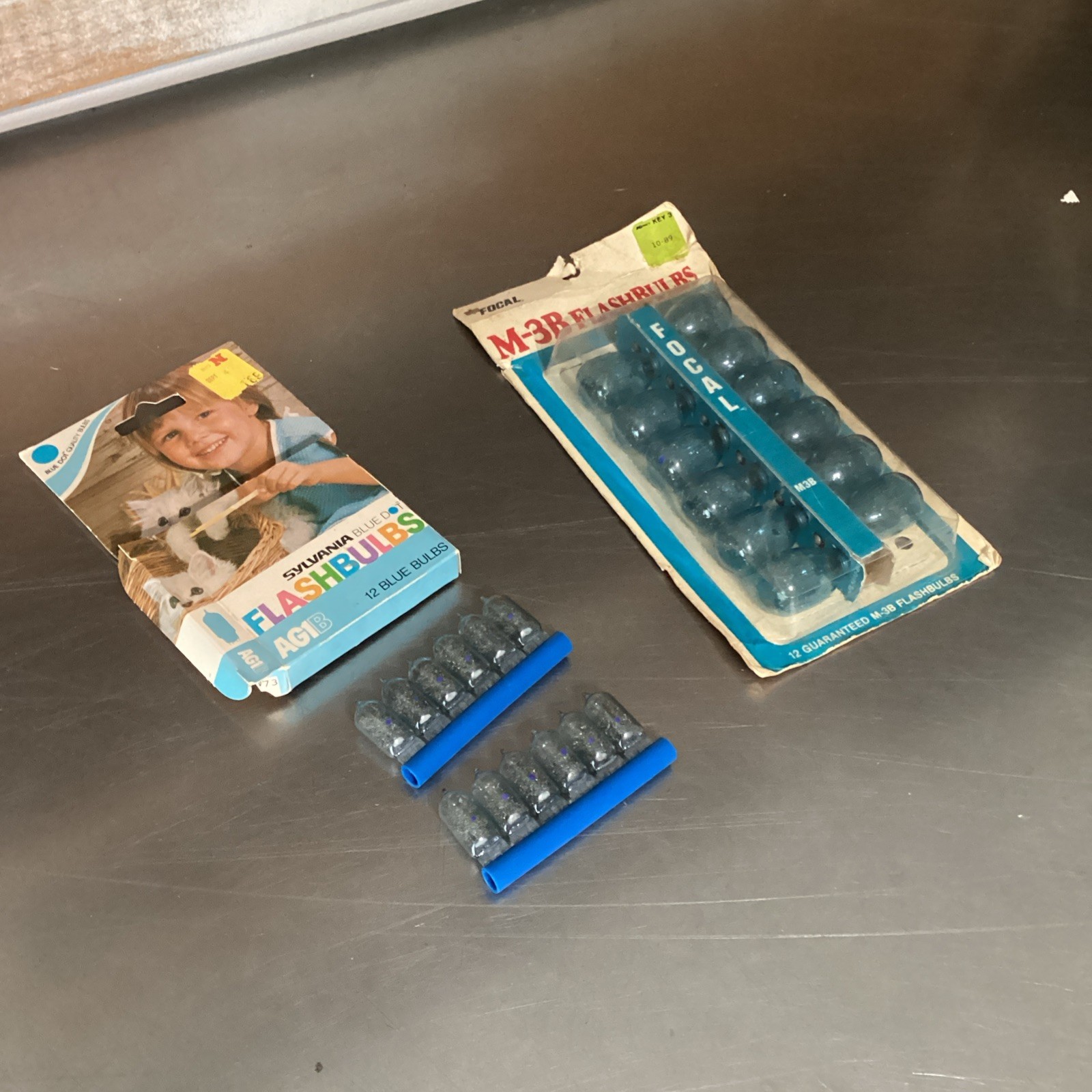 Vintage Sylvania Blue Dot Flashbulbs AG1B – 1 Box – With 1 Box M3 Flashbulbs Lot