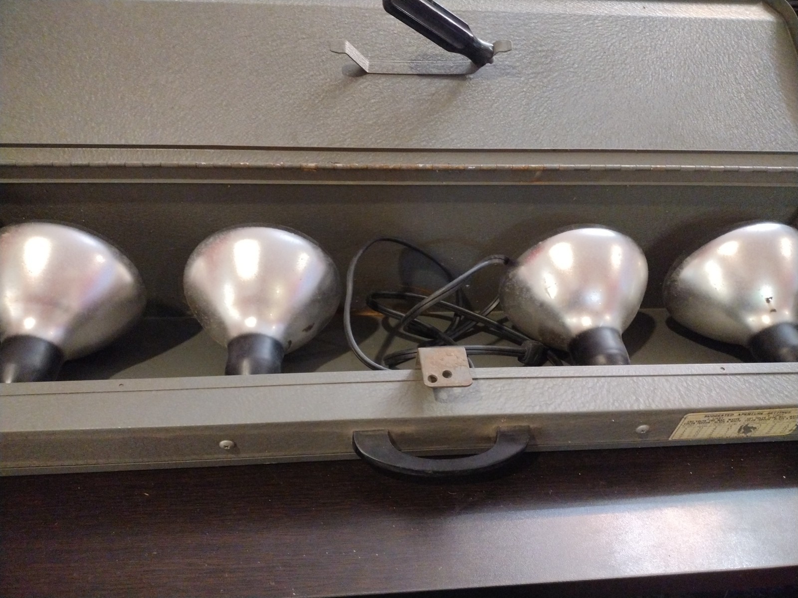 VINTAGE 8mm 16mm MOVIE CAMERA LIGHT BAR 4 BULBS CASE AREL INC. V-PAK BAR LIGHT
