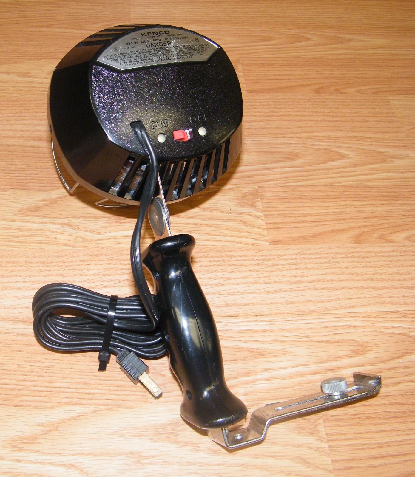 Vintage GE Kenco (875N) Super 8 Movie Lite With Grip & Mounting Bracket **READ**