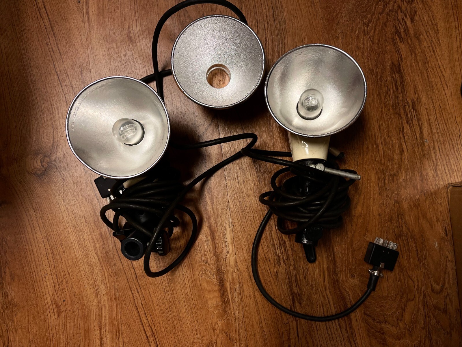 Ascorlight QC2 Two light flash system with power supply, sync cords, spare bulb 