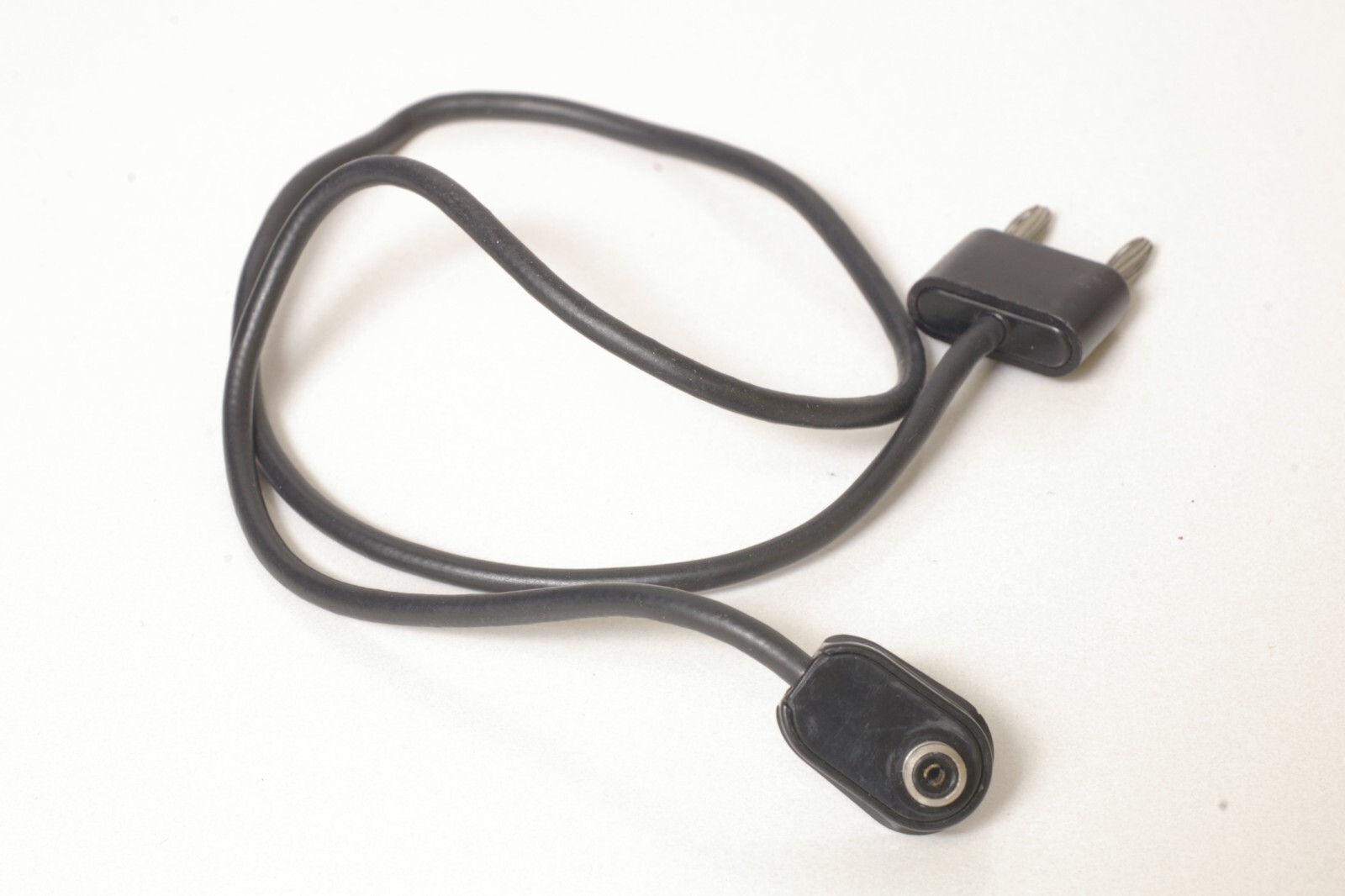 F92081~ Leitz Leica PC Male to Bi-Post Plug Synch Cord – 20 Inch – Black Tip