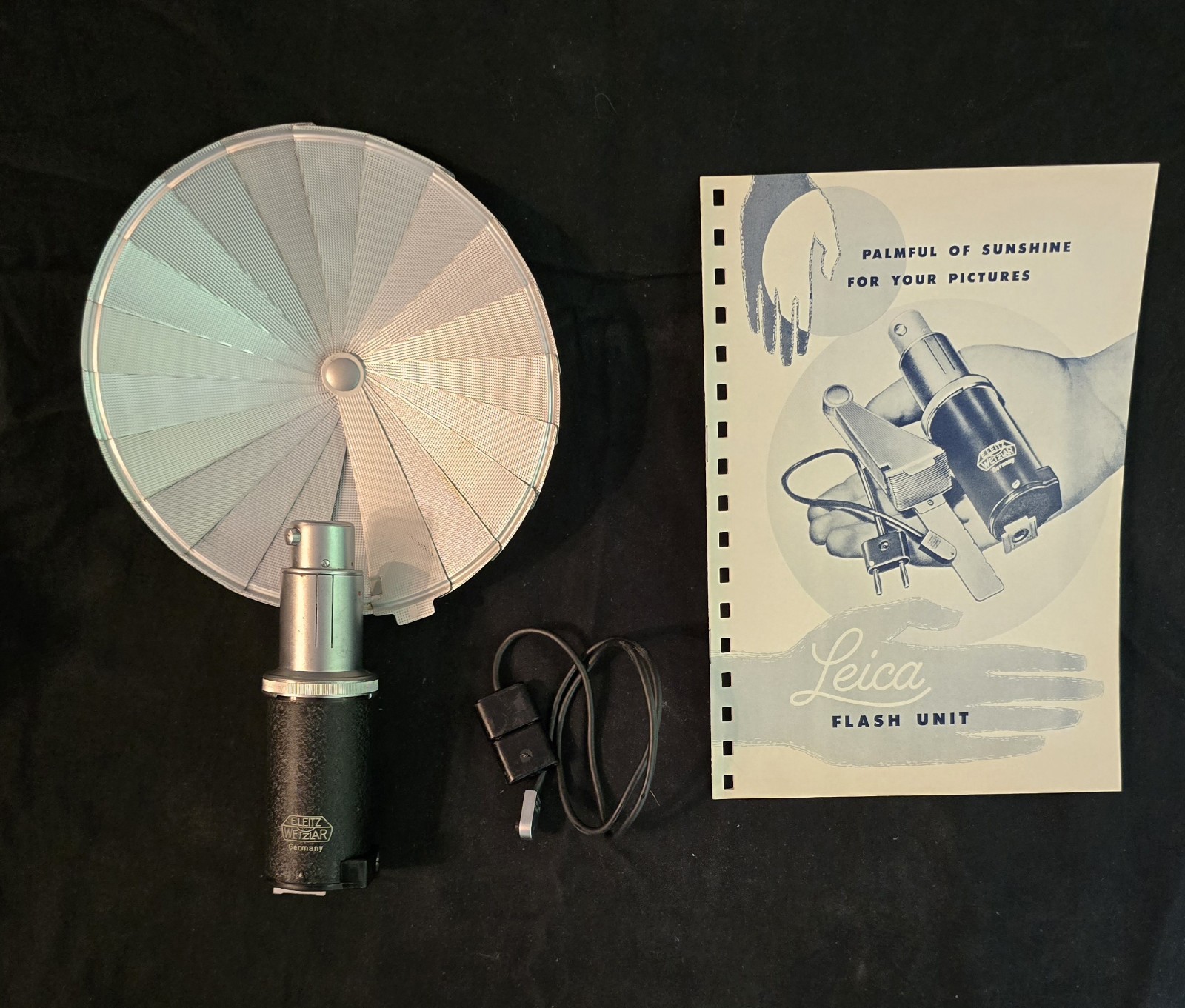 Leitz Wetzlar Synchronblitzer Flash w/ Cable & Original 1954 Manual