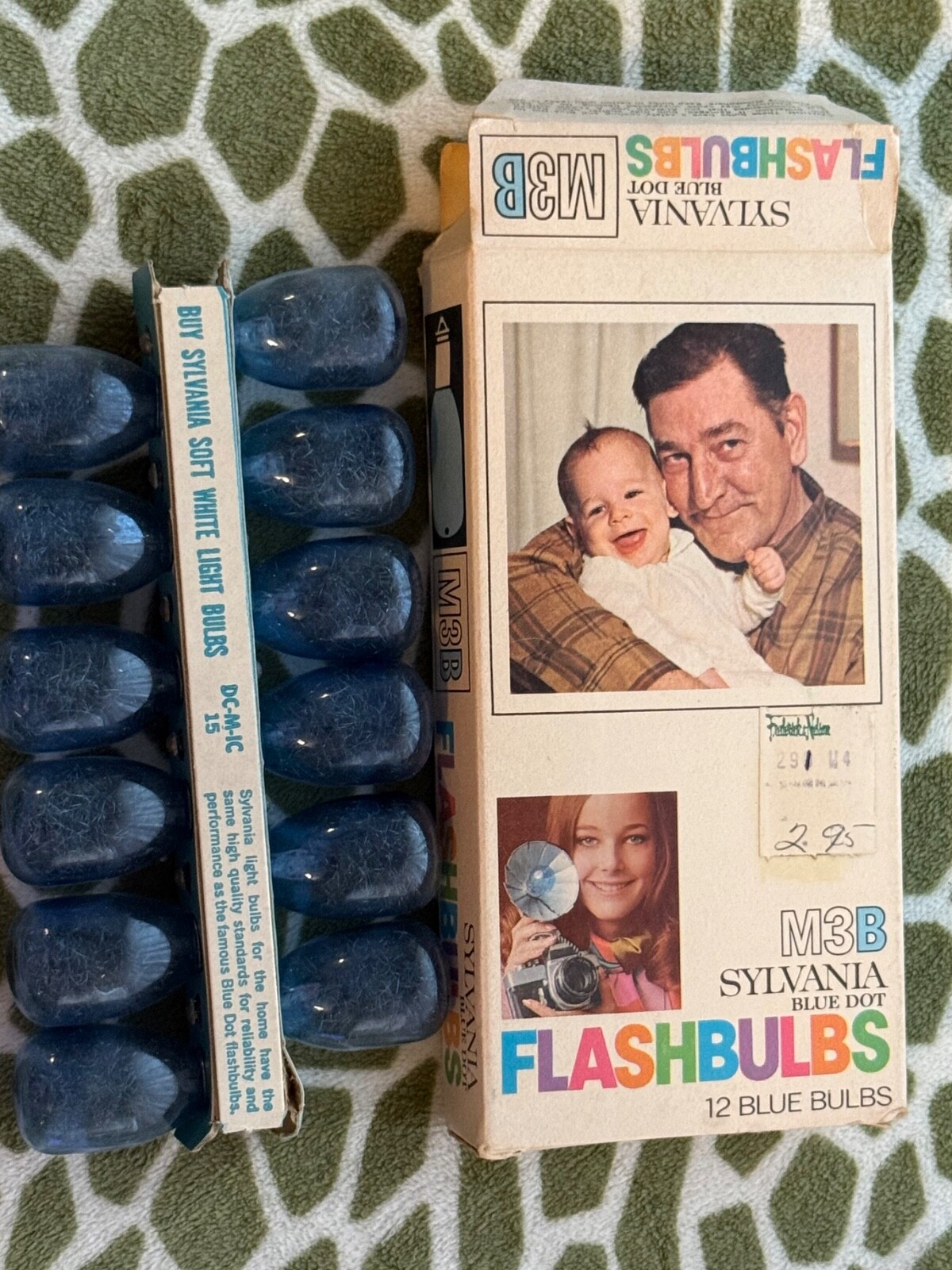Vintage * Sylvania M3B Blue Dot Flashbulbs * NOS Box of 12 Blue Bulbs