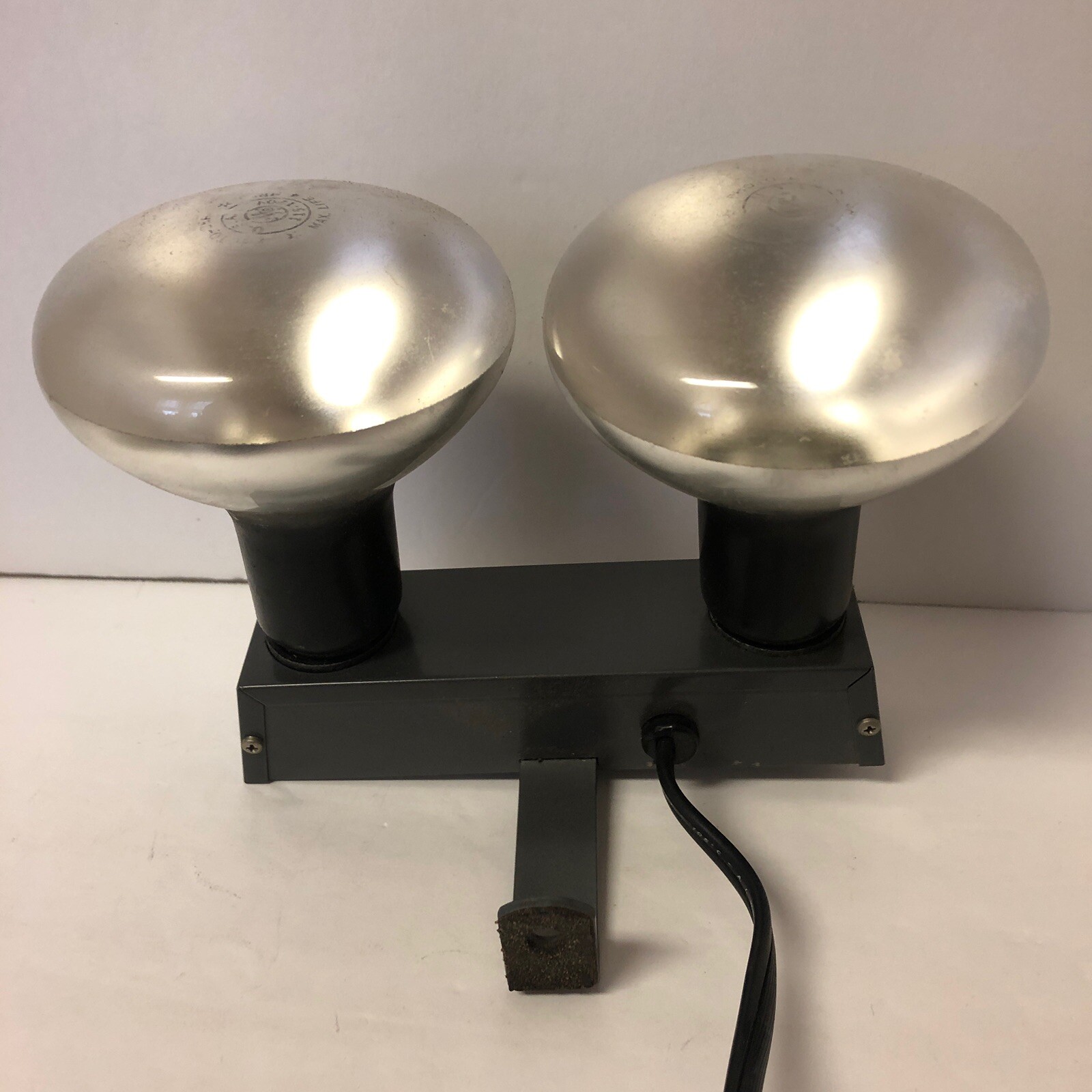 Vintage Movie Camera Light Bar Montgomery Ward Model L22 Indoor Dual Lamp -Works
