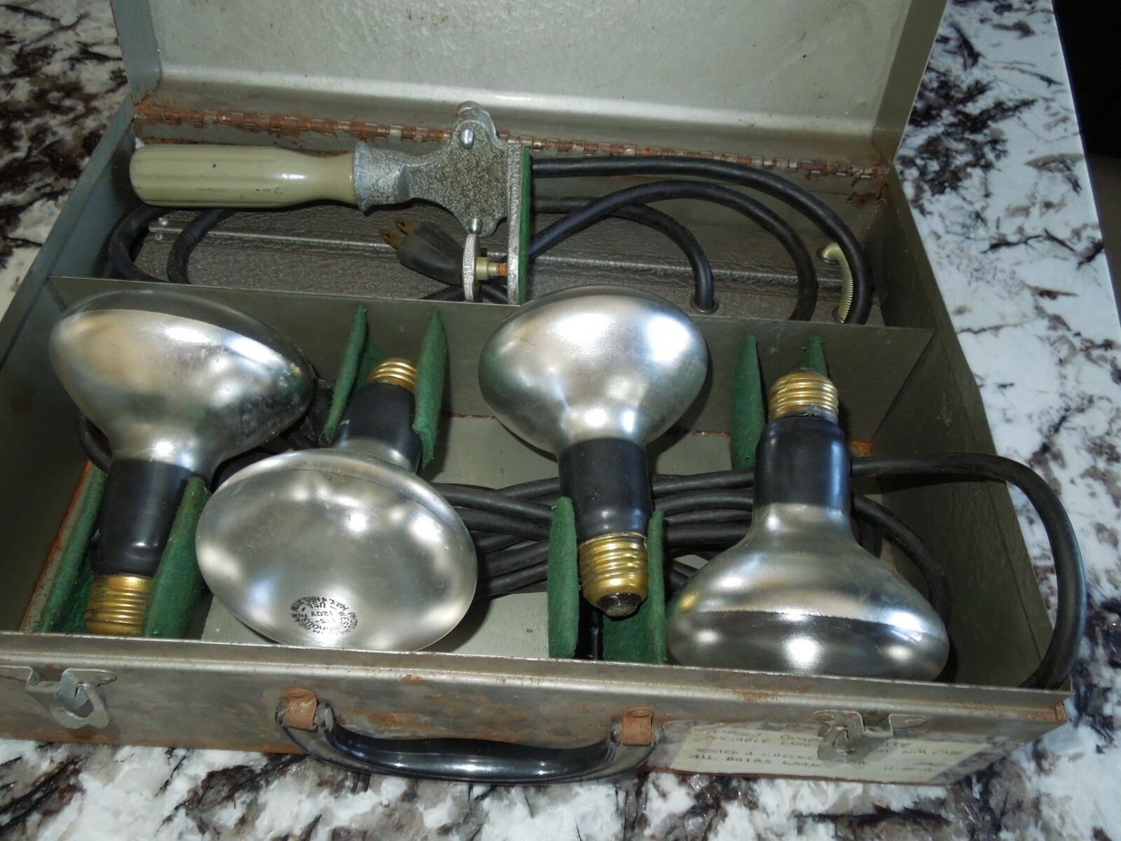 VINTAGE COMPACT-O-LITE MOVIE PHOTOGRAPHY LIGHT BAR WITH METAL CASE, IT WORKS