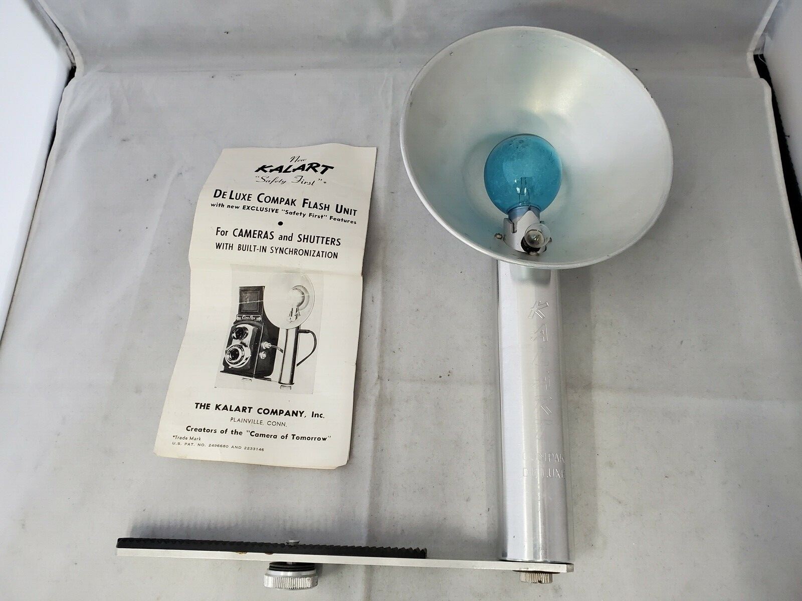 Kalart Safety First De Luxe Compak Flash Unit, No Cord, Untested, Ships Free