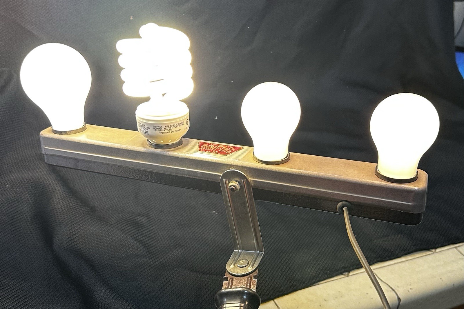 Vintage 1950’s ACME Mov-e-Lite 4-bulb Light Bar For Photography Filmmaking Metal