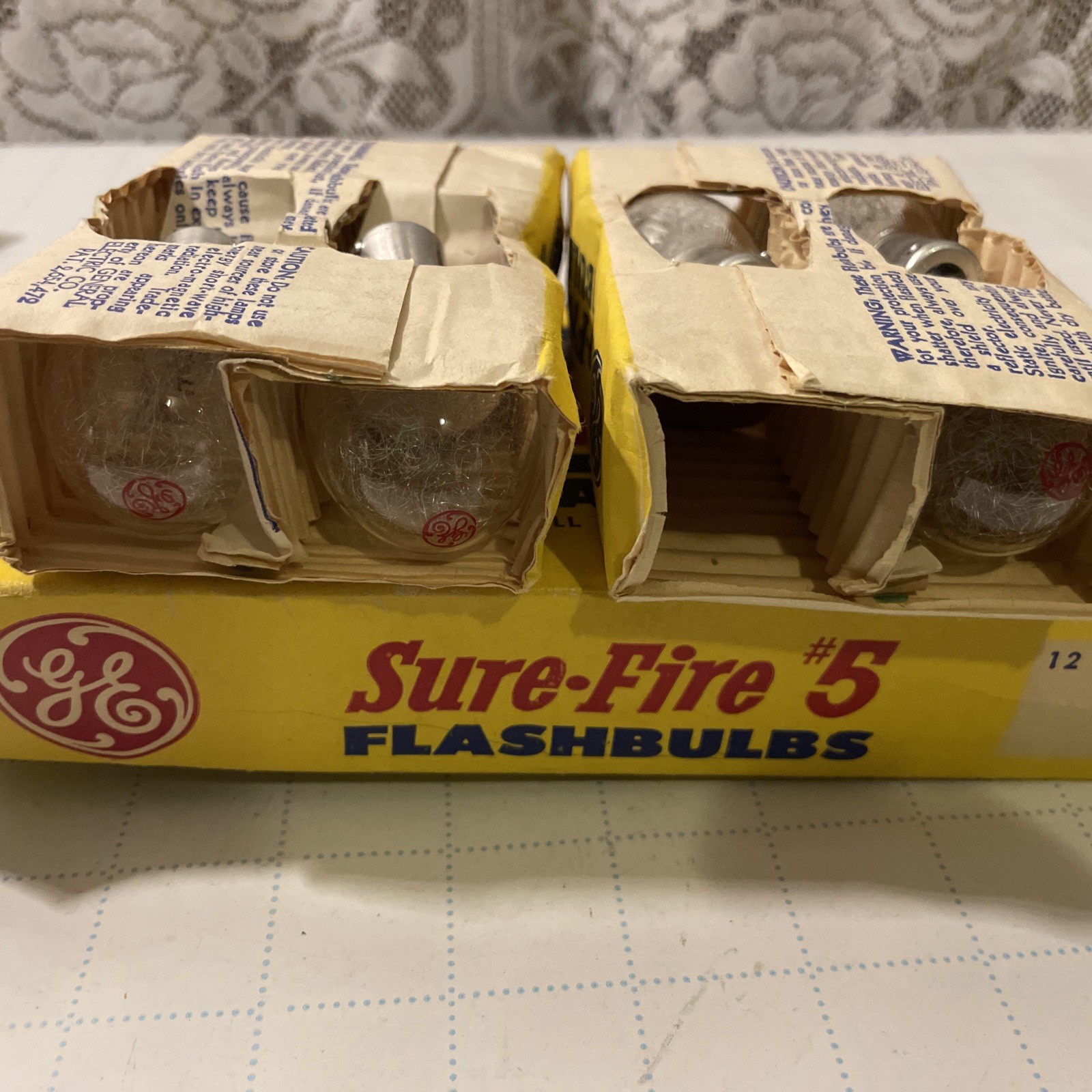 Flashbulbs Type SM Speed Midget, vintage film camera, General Electric 7 bulbs