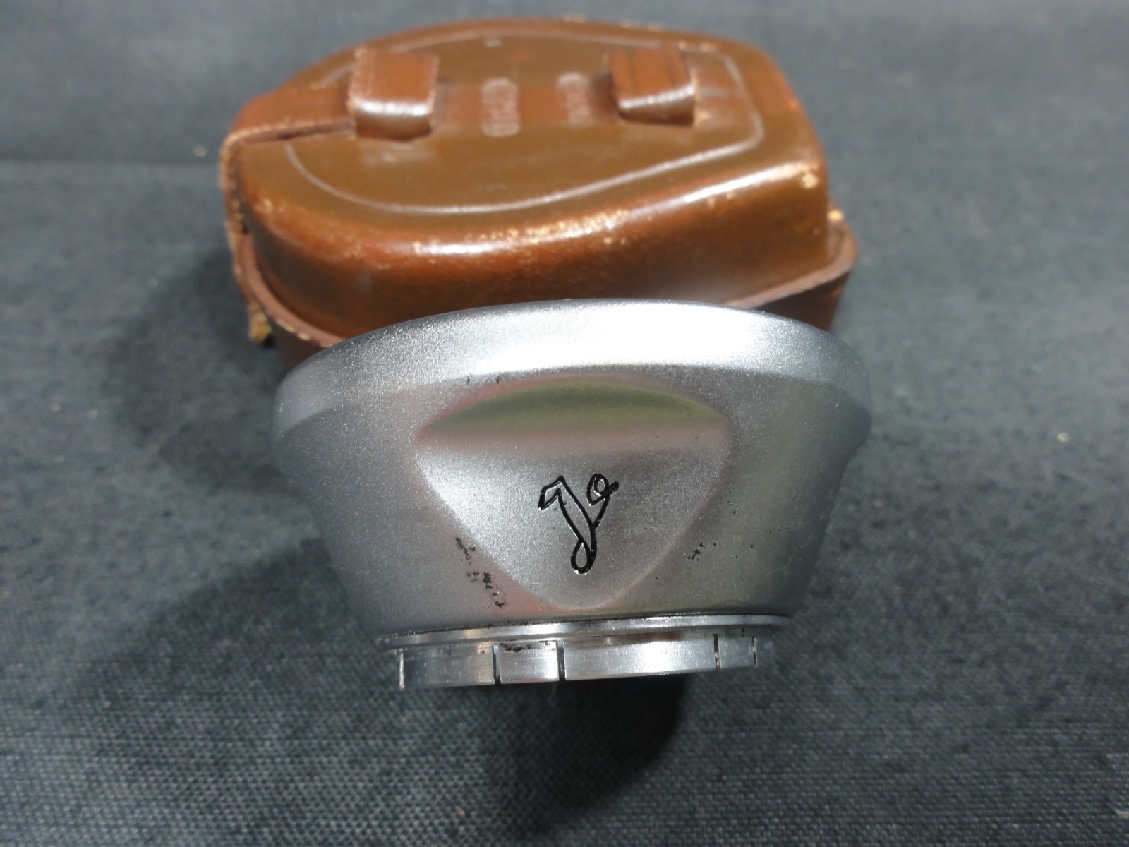 VOIGTLANDER VITO 310/32 PUSH ON LENS SHADE WITH LEATHER CASE