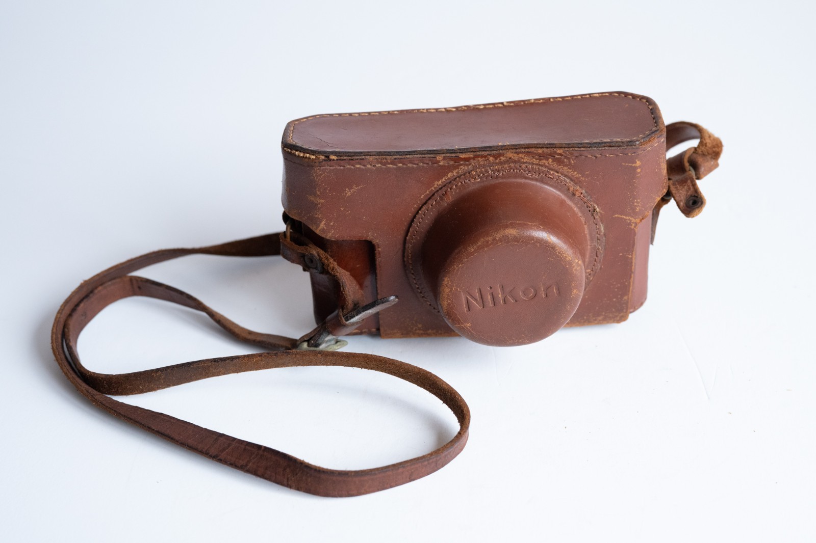 5 Vintage LEICA/Nikon/Tanack Camera Cases in good condition