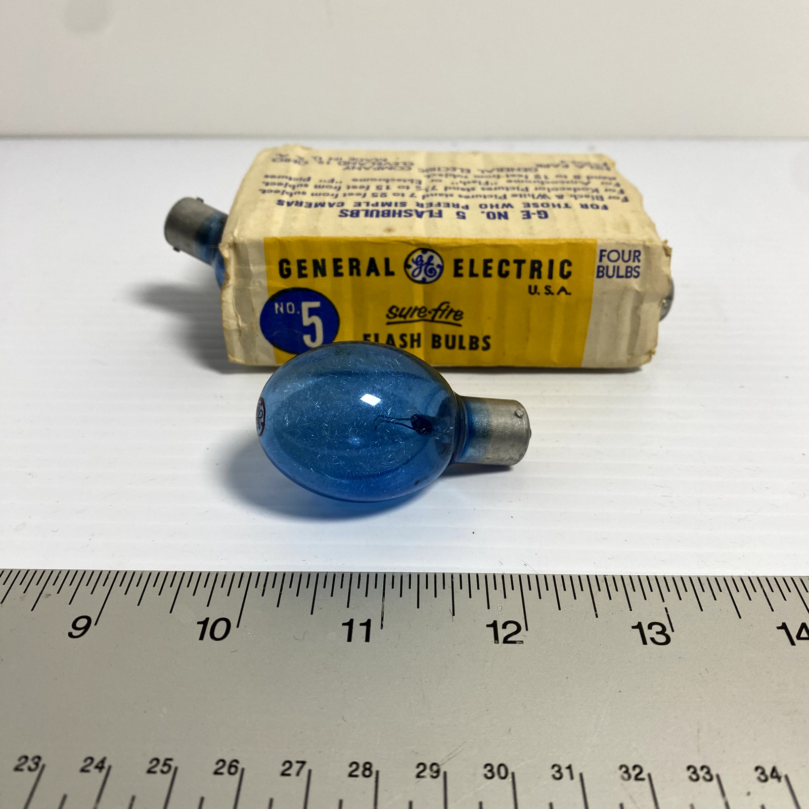 vintage Kodak STANDARD FLASHHOLDER in original box + GE Flash Bulbs (untested)