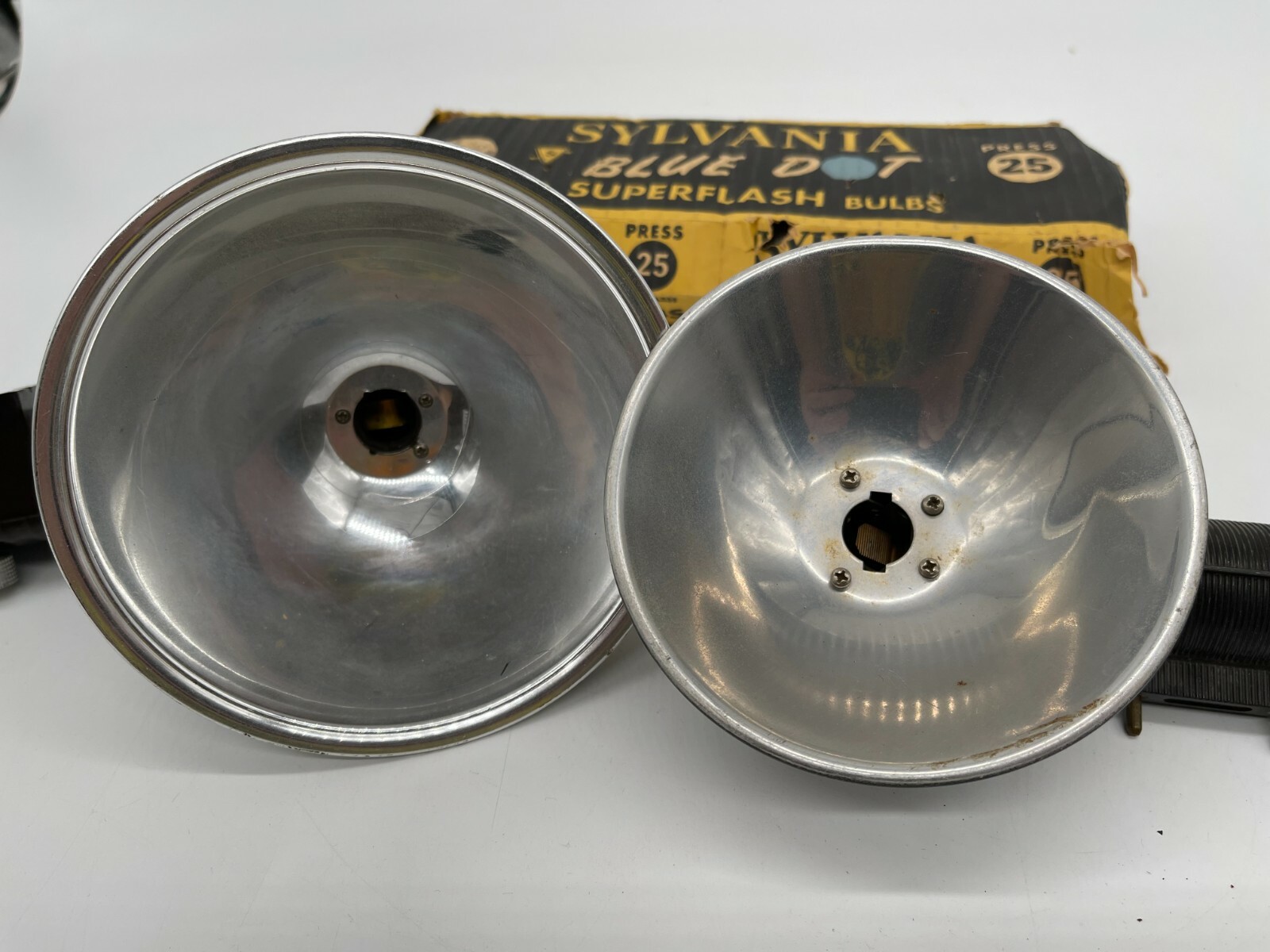 Kodak Kodalite Flasholder Lot w/Argus Sylvania Blue Dot Super Flash Bulbs P25