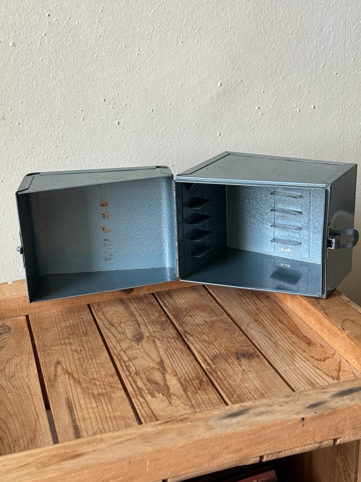 Vintage Light Gray 5″ Reels-8MM Metal Reel Storage Film Case Box