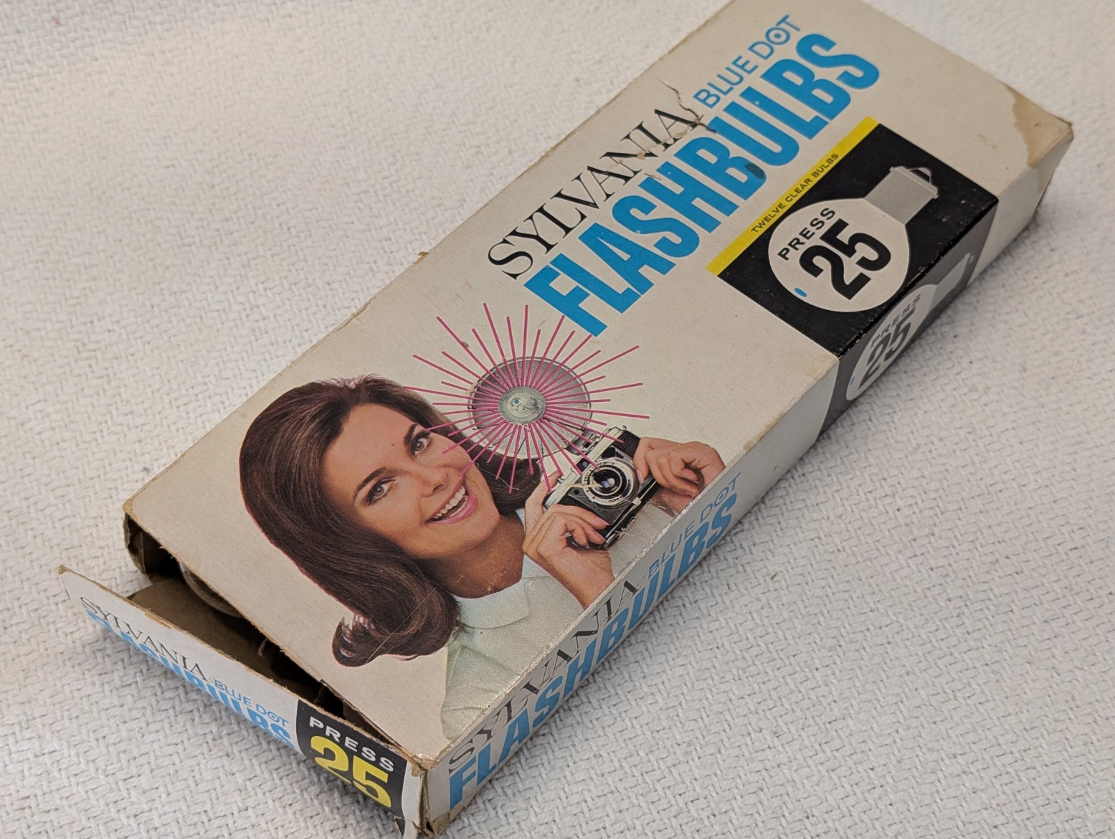 Vintage Box of 12 Sylvania blue dot flash bulbs number 25
