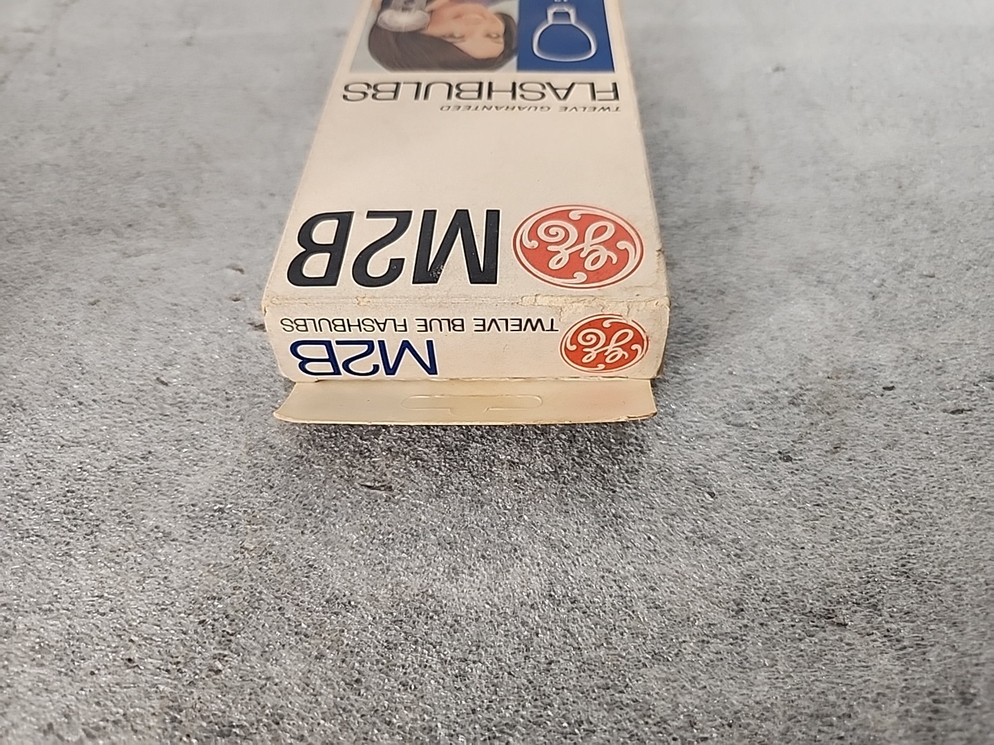 Vintage GE M2B Flashbulbs – 12 Blue Bulbs – General Electric