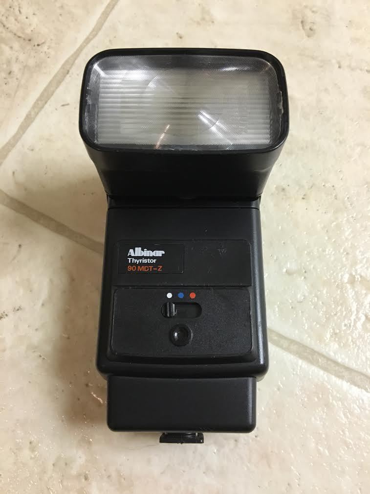 VINTAGE FLASHES FOR CAMERA, ALBINAR 90-MDT, VISTA AUTO 46, GOOD RELIABLE FLASH