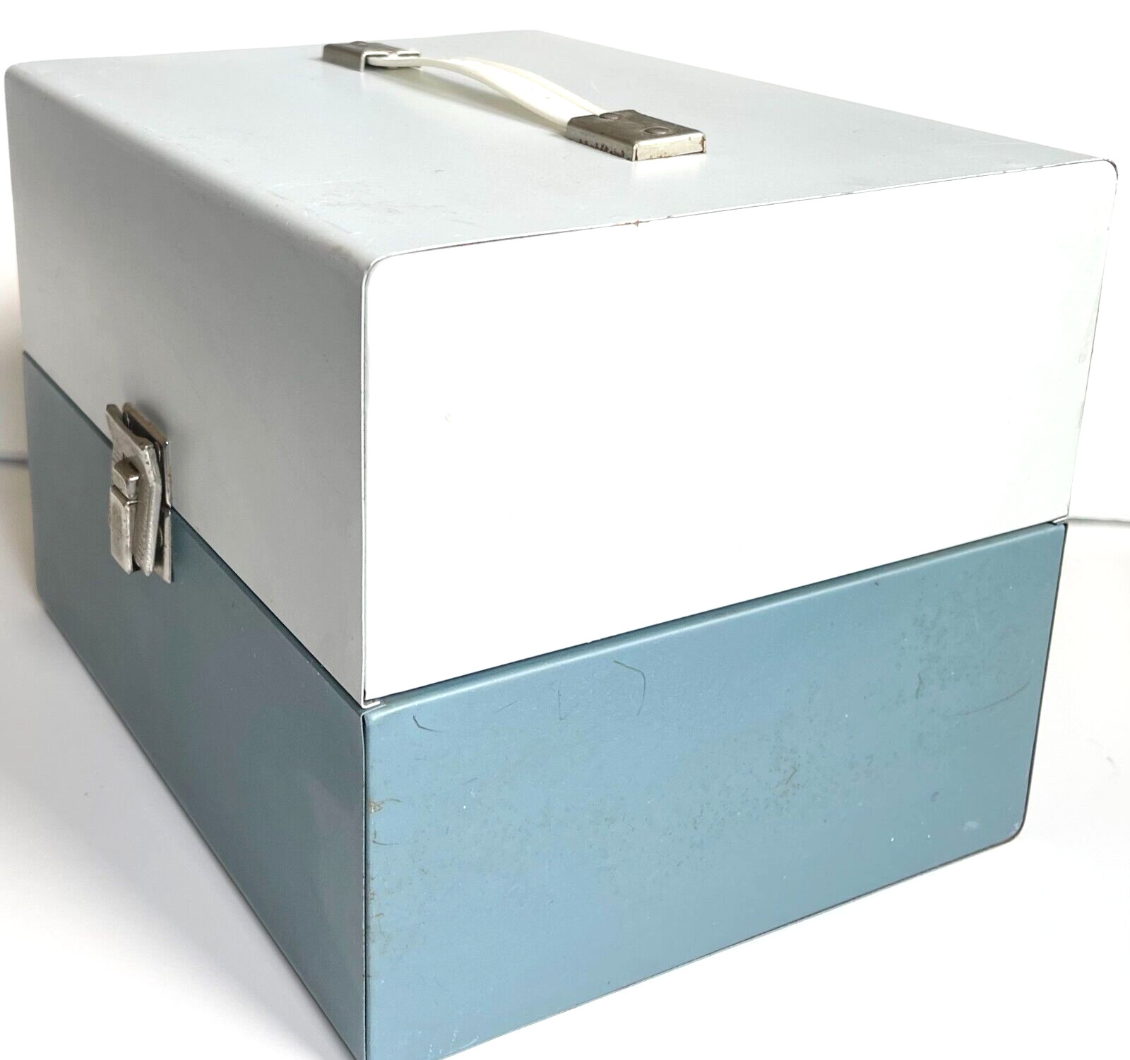 VINTAGE FILM STORAGE CASE METAL BOX HOLDS 12 REELS 7 INCH 8mm DELUXE MOVIE CHEST