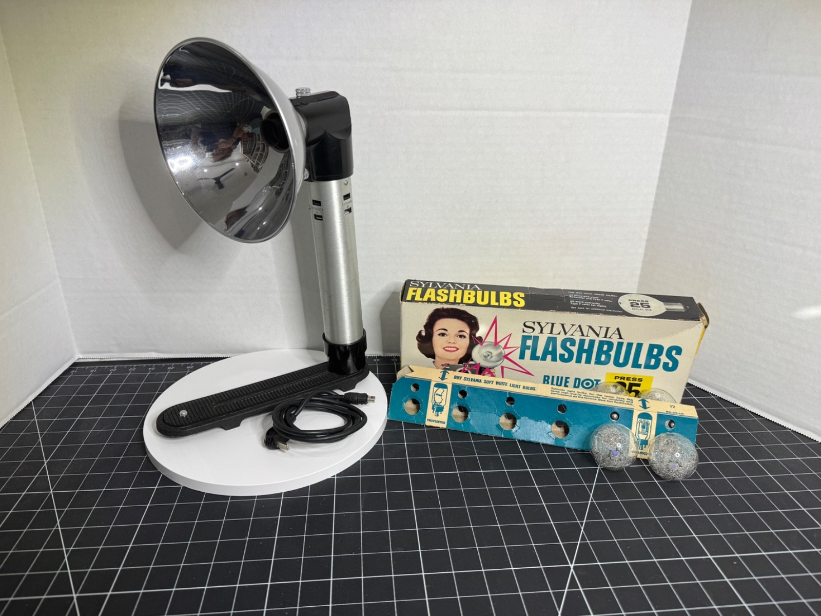 Graphlex Graphlite Jr flash, w/cable, bracket, and four bulbs in a vintage box