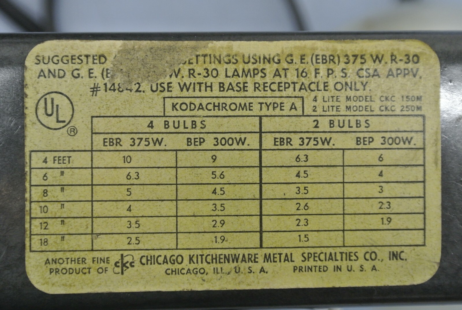 VINTAGE 4 BULB PHOTO LIGHT W/ METAL CASE FOLD-ABLE BAR Kodachrome type A