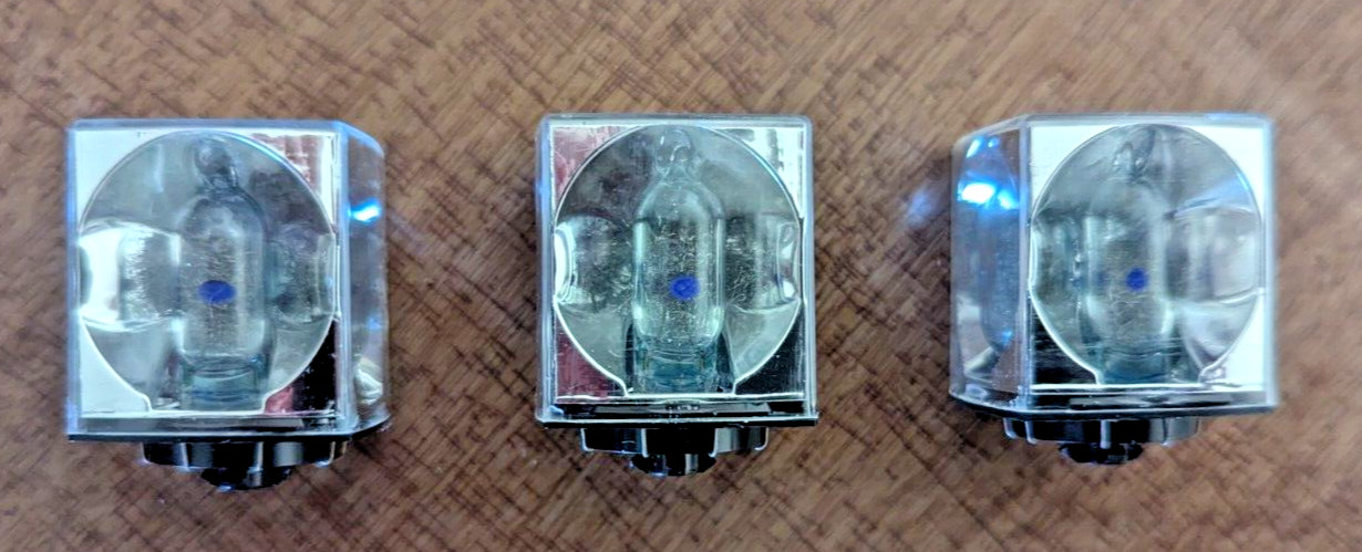 Vintage Collectible Useable Sylvania Blue Dot Flashcubes.