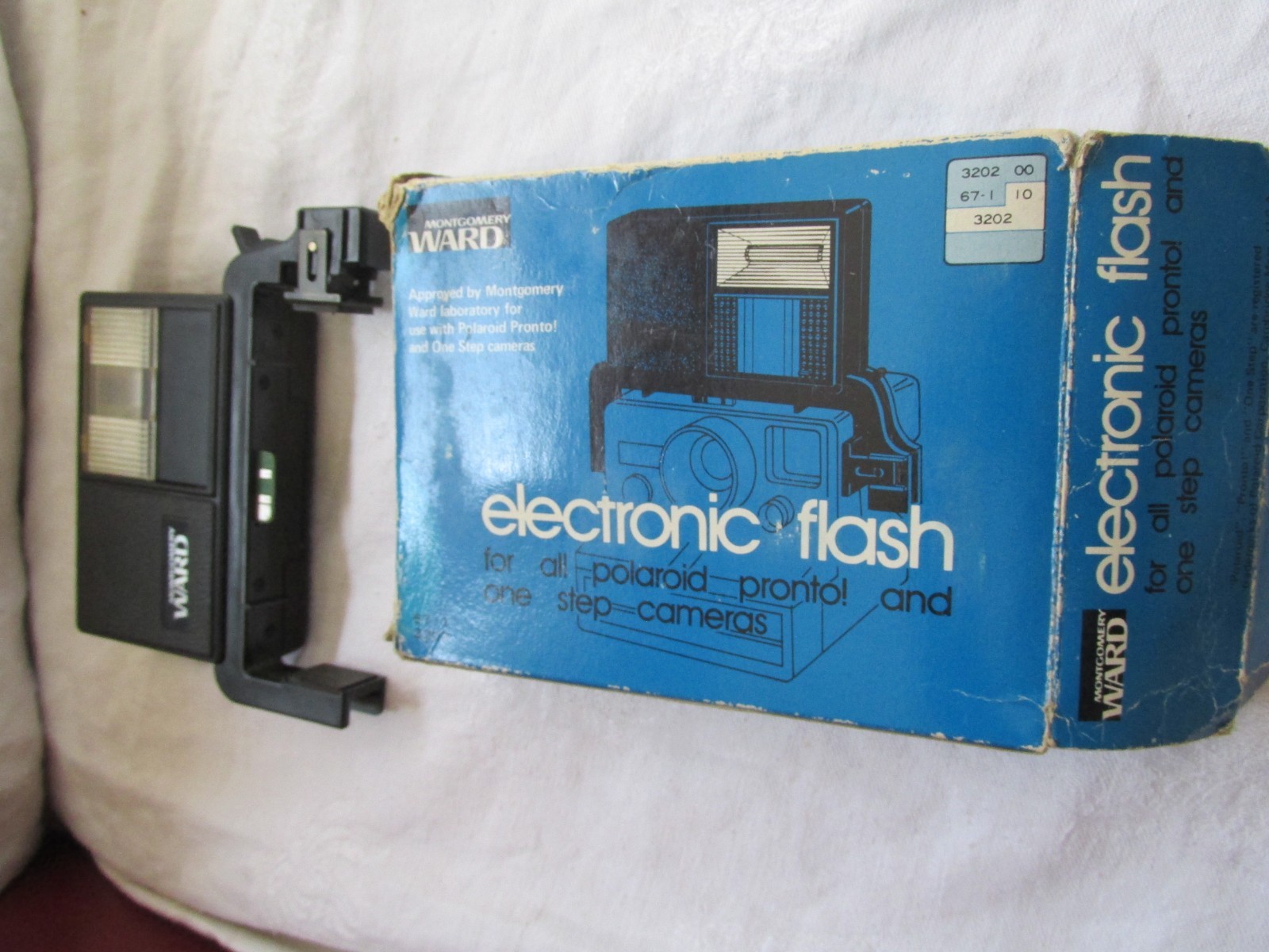 Vin Montgomery Ward all Polaroid 1 Step & Pronto Mountable Cameras Flash in box