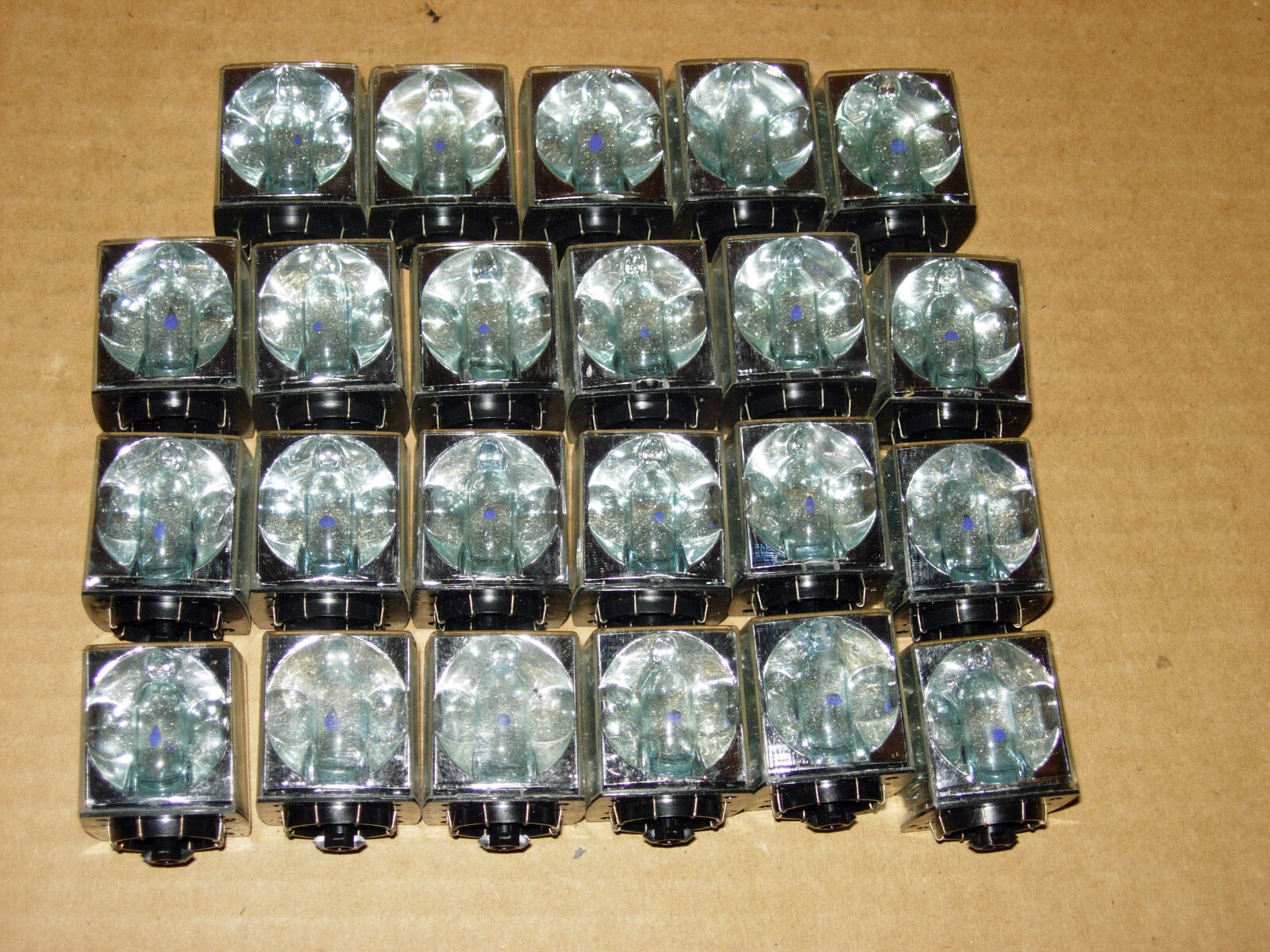 LOT OF NOS SYLVANIA BLUE DOT AND GE FLASHCUBES (9 PACKS, 26 CUBES, 104 FLASHES)