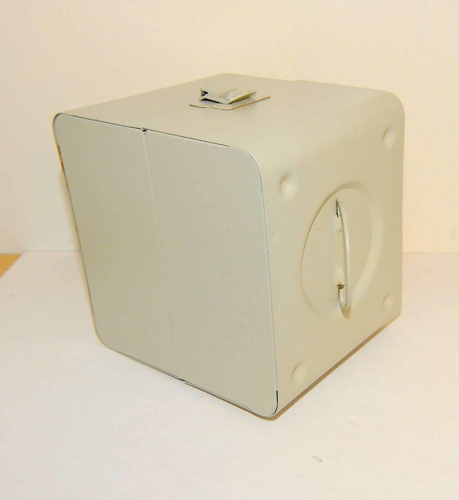 VINTAGE SMALL METAL REEL FILM CASE 6 SLOTS