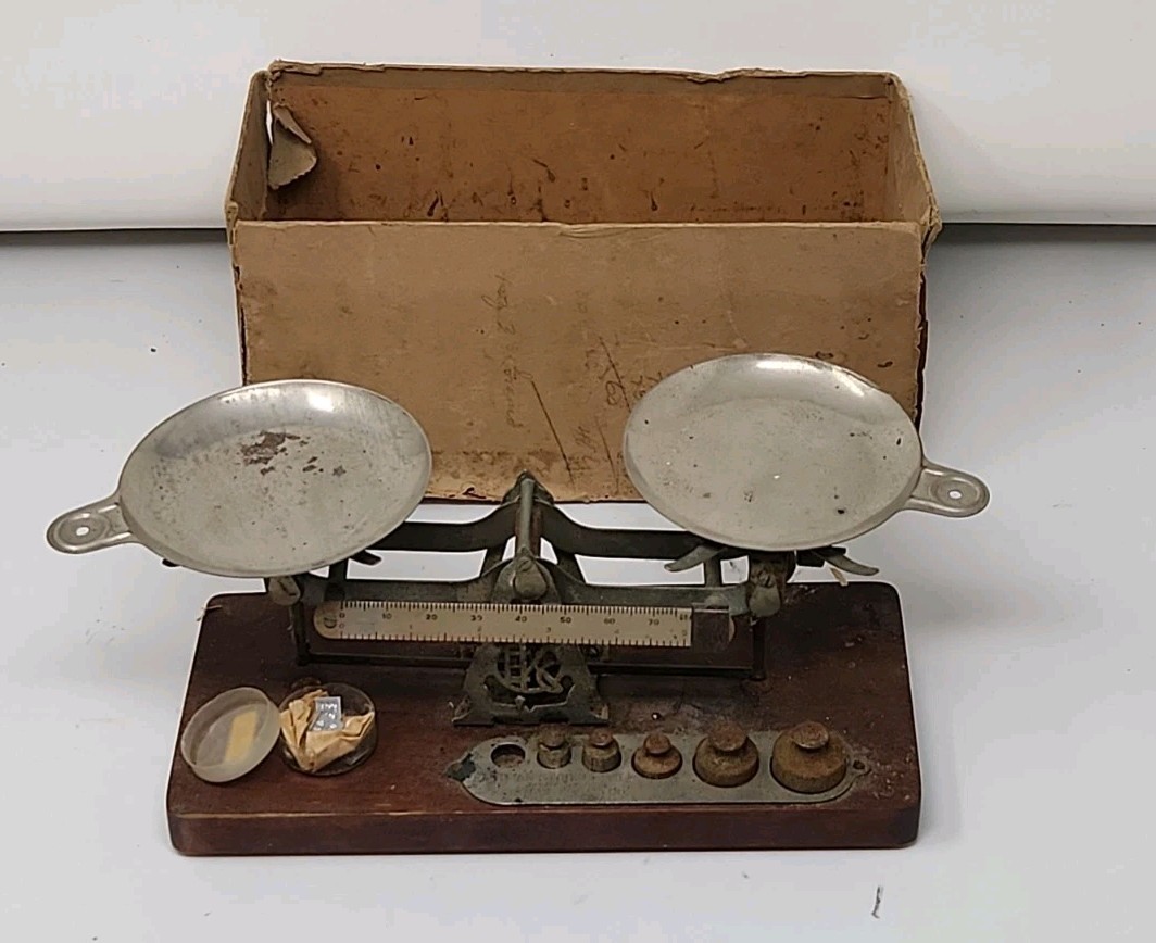 Hey, that’s a cool Eastman Kodak Photography Studio Scale! With Original Box