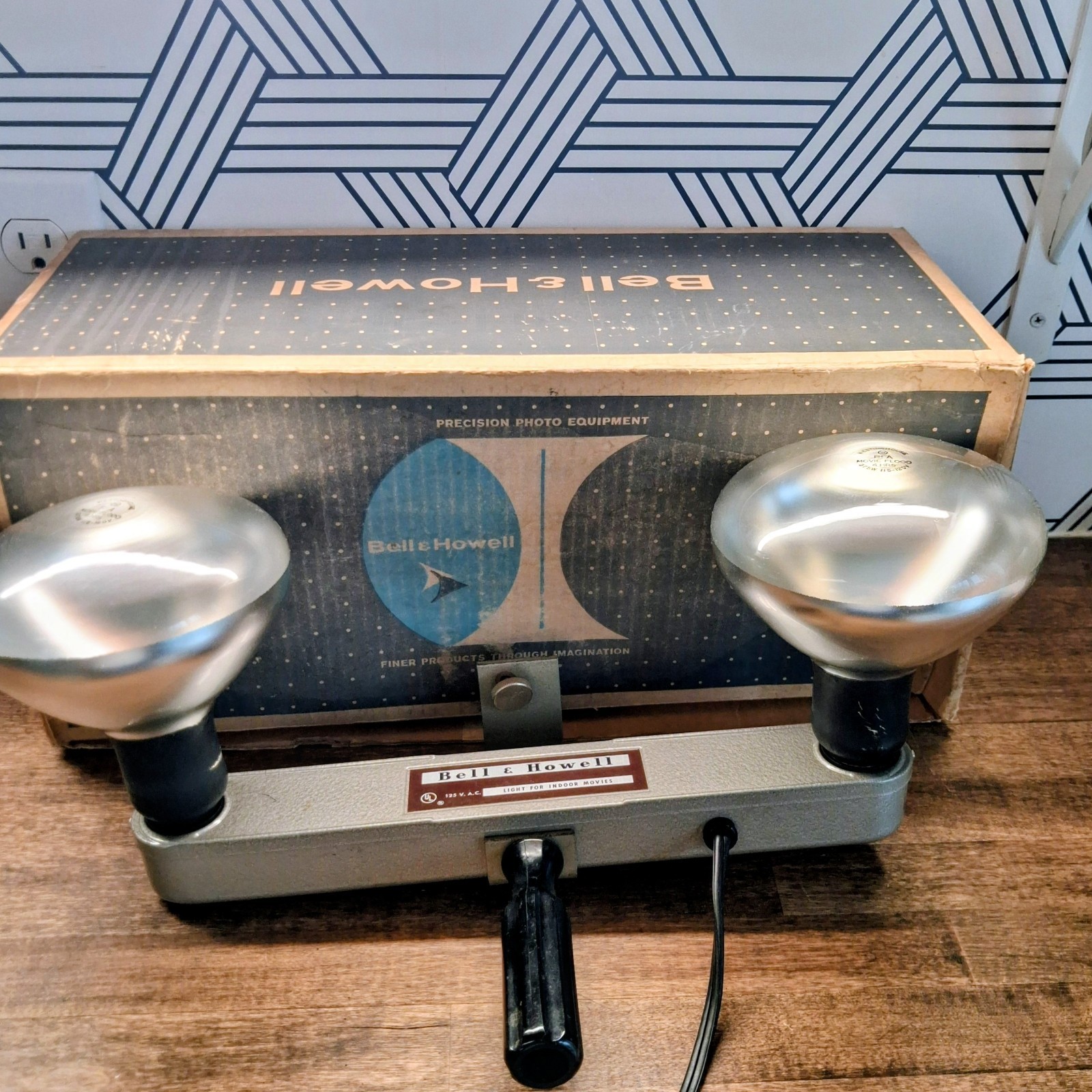 Vintage Bell & Howell Indoor Movie Light Bar With Bulbs *TESTED WORKS