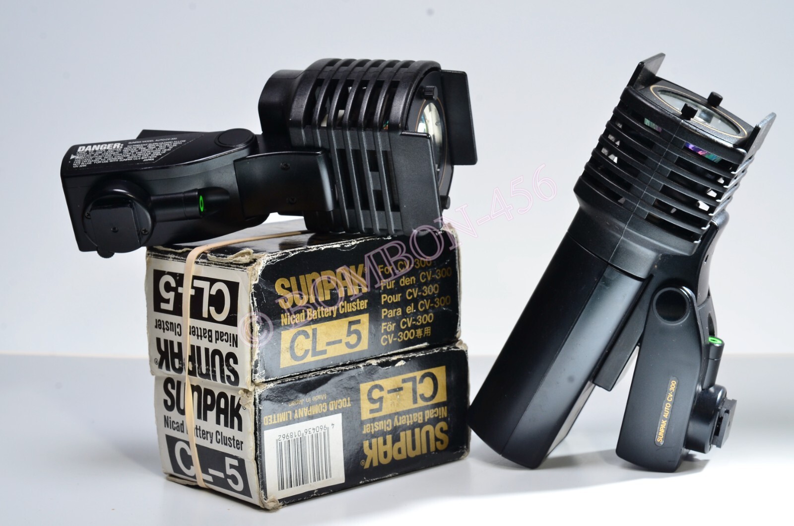 2 SUNPAK CV-300 CORDLESS COMPACT VIDEO LIGHTS AND 3 CL-5 BATTERIES