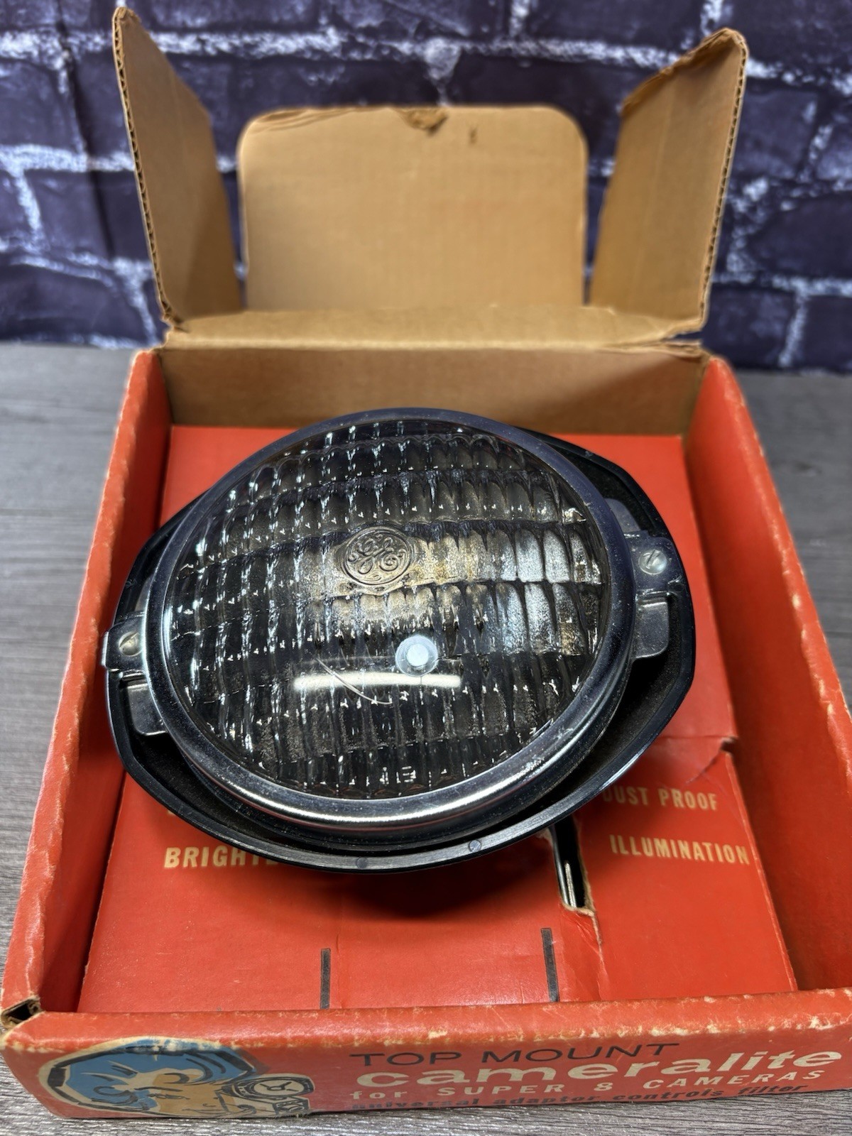 Acme-Lite Cameralite by GE Top Mount light for Super 8 Cameras