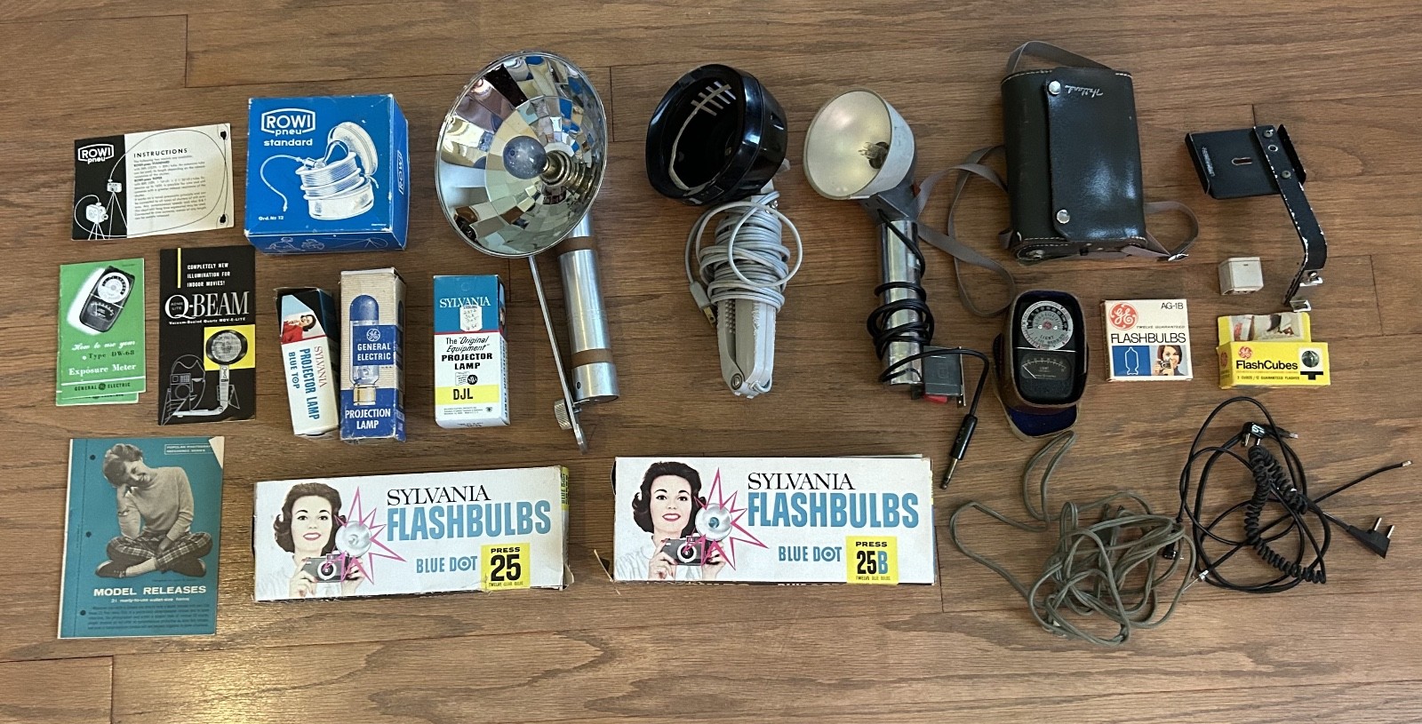 Lot of Vintage Photo Flashes, Flash Bulbs, Projector Bulbs – Untested