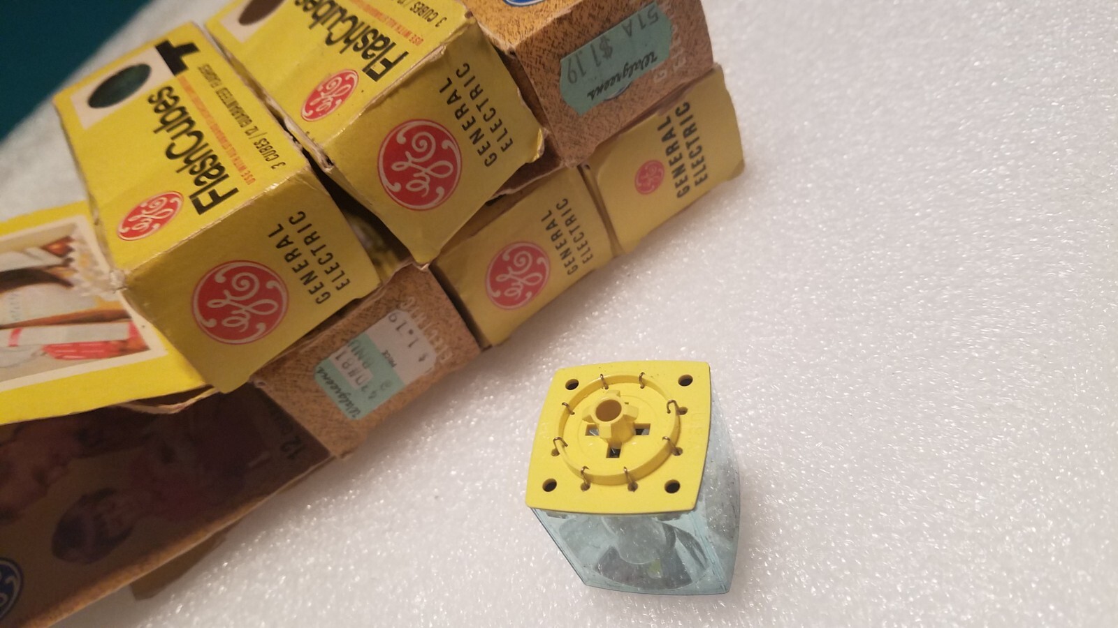 Vintage GE Flash Cubes, 18 cubes, 72 flashes for Standard Cube Camera Not Tested