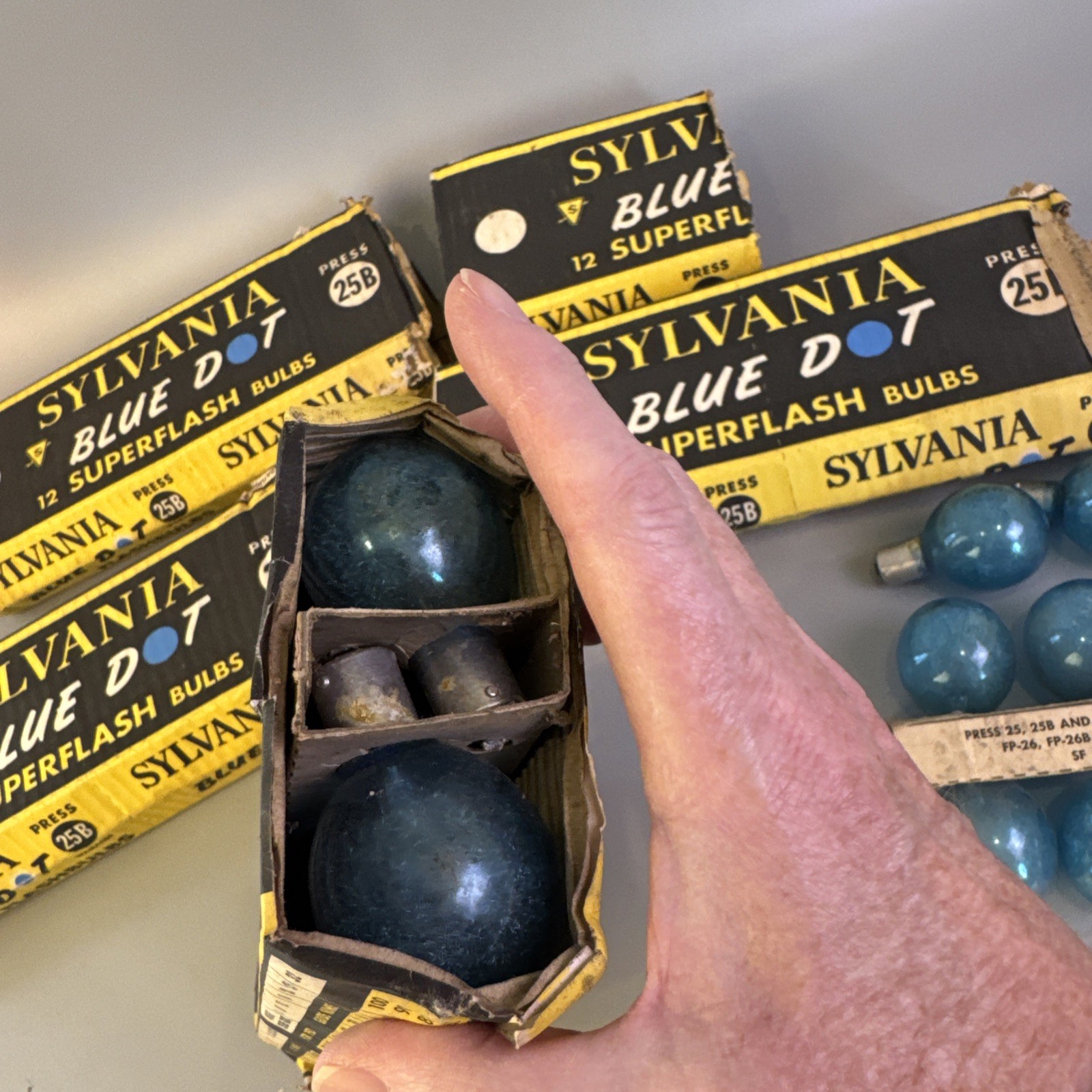 Vintage Sylvania Blue Dot Flash Bulb 25B Lot Of 62 Superflash – AS IS