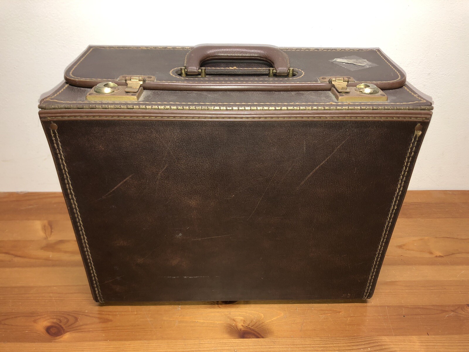 Vintage Softone Tufide Faux Leather Vinyl Coated Locking Carrying Case with Key!