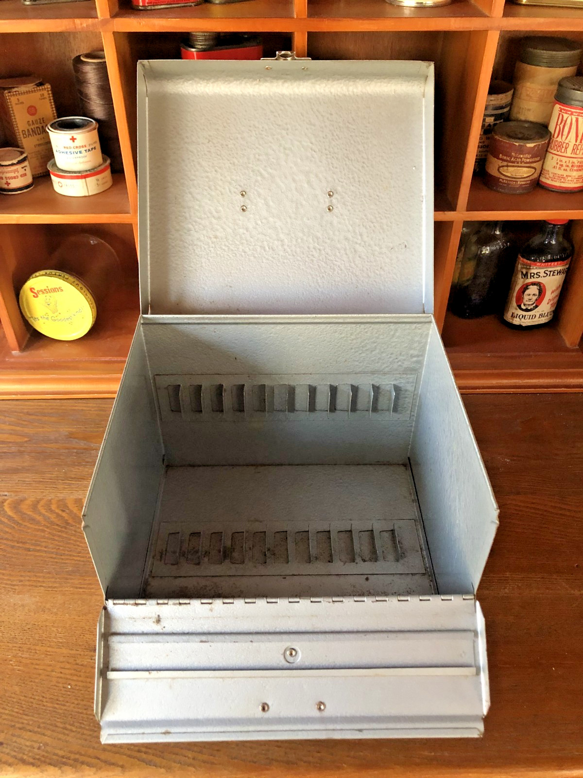 Vtg. Silver Metal Film Canister Reel 12 Slot Carrying Case Chest 16MM / 8MM