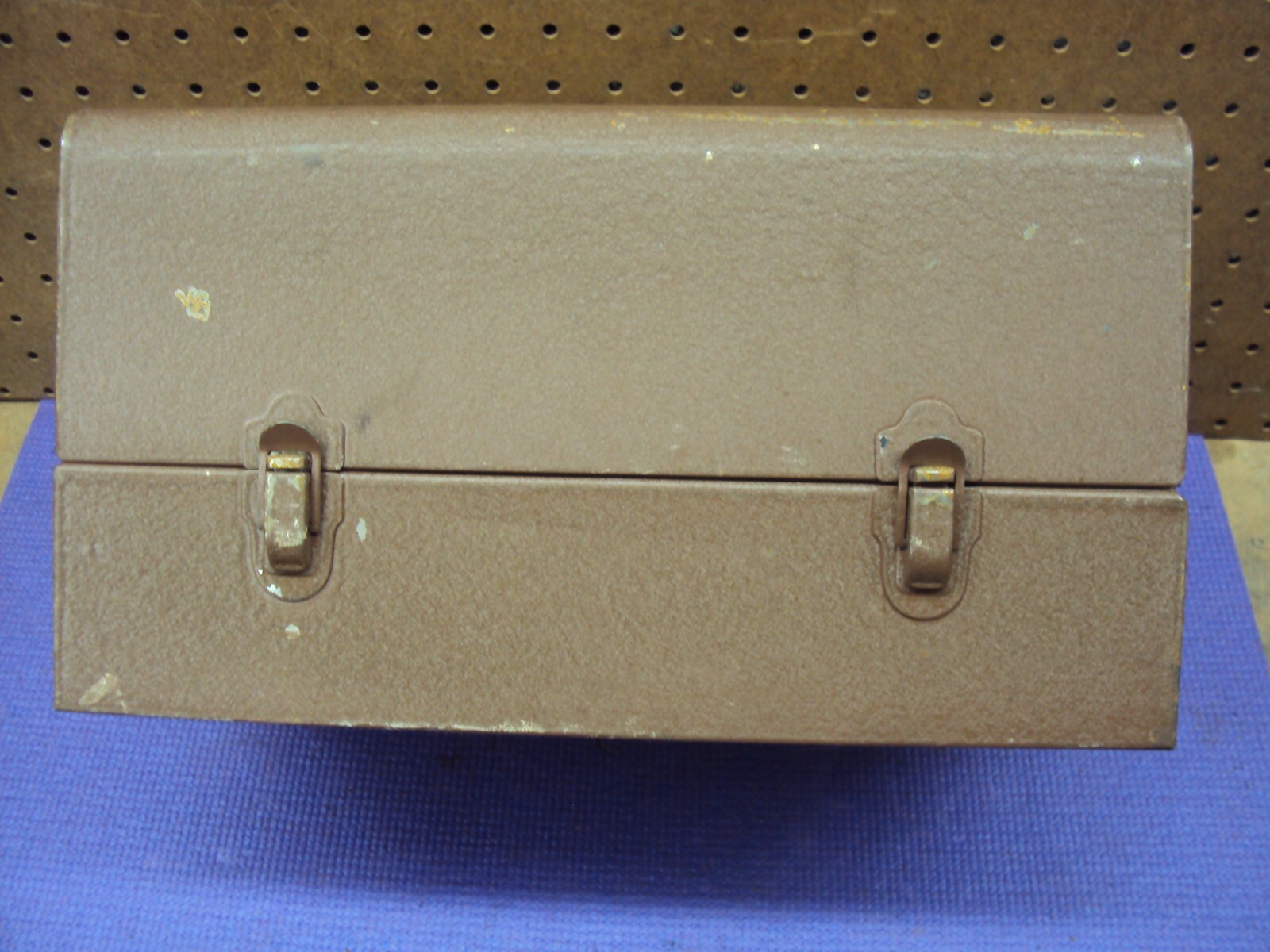 Vintage 7 or 5 Inch Film Reel Canister Case. Holds 12 Canister. Good Condition.