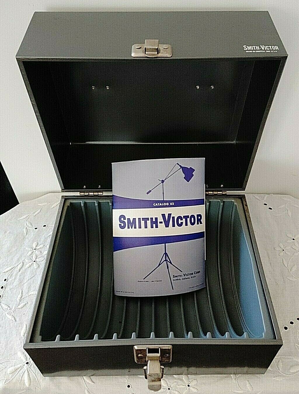 Smith Victor Home Movie 12 Reel Storage Metal Carry Case w/ Catalog 62 Vintage