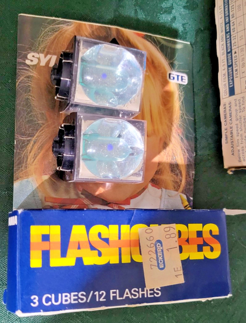 Vintage – Sylvania Blue Dot Flashcubes. 7 boxes of 3 flashcubes each.. + 2